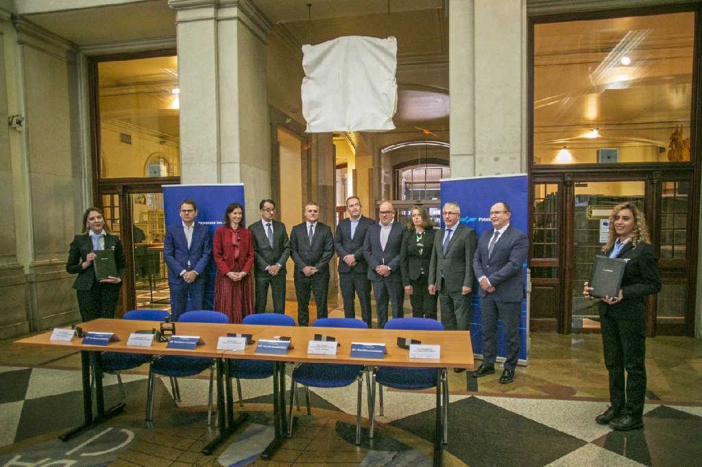 Podpis pogodbe za nakup 20 potniških vagonov in štirih novih večsistemskih lokomotiv
