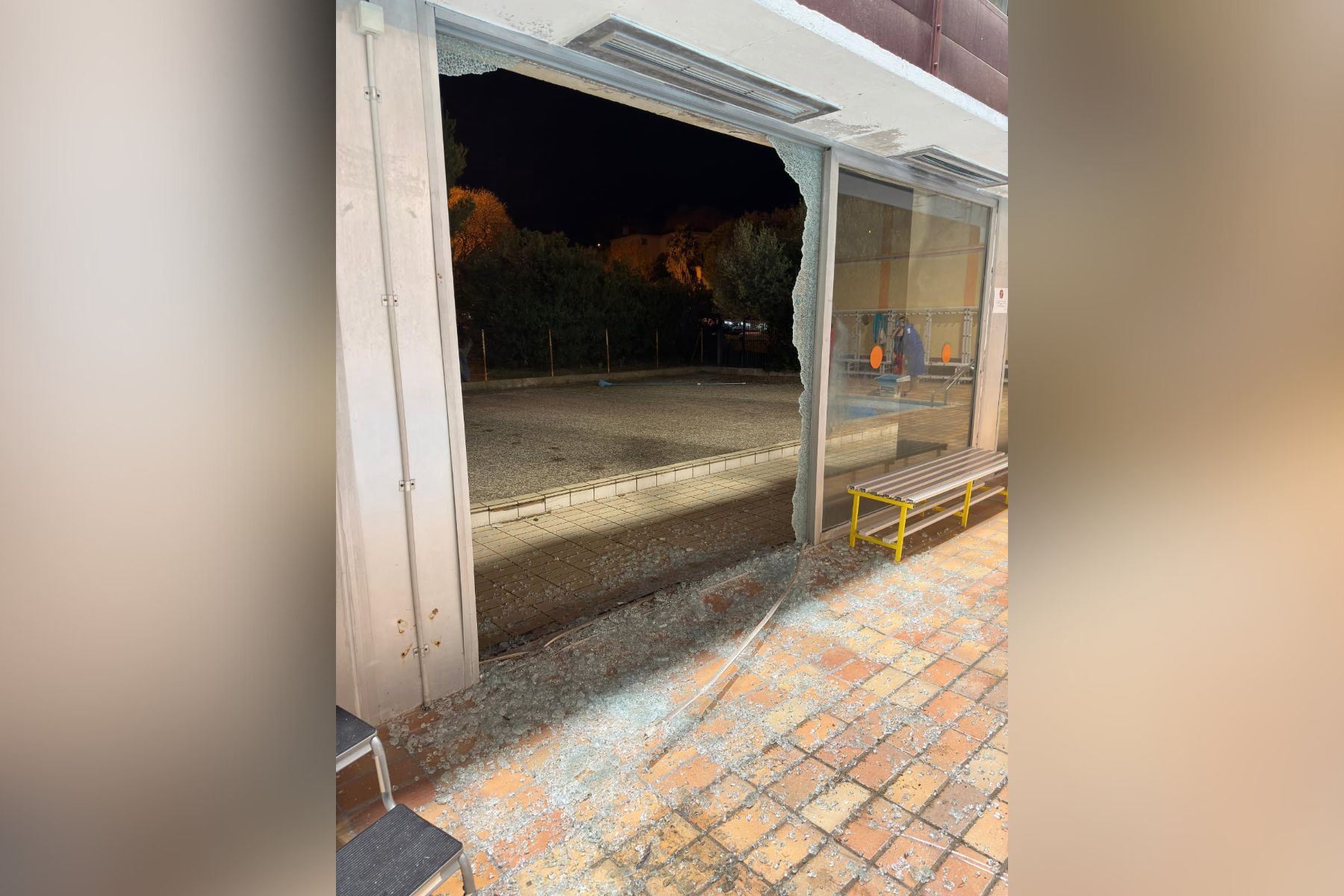 Razbito steklo notranjega bazena v Franciji