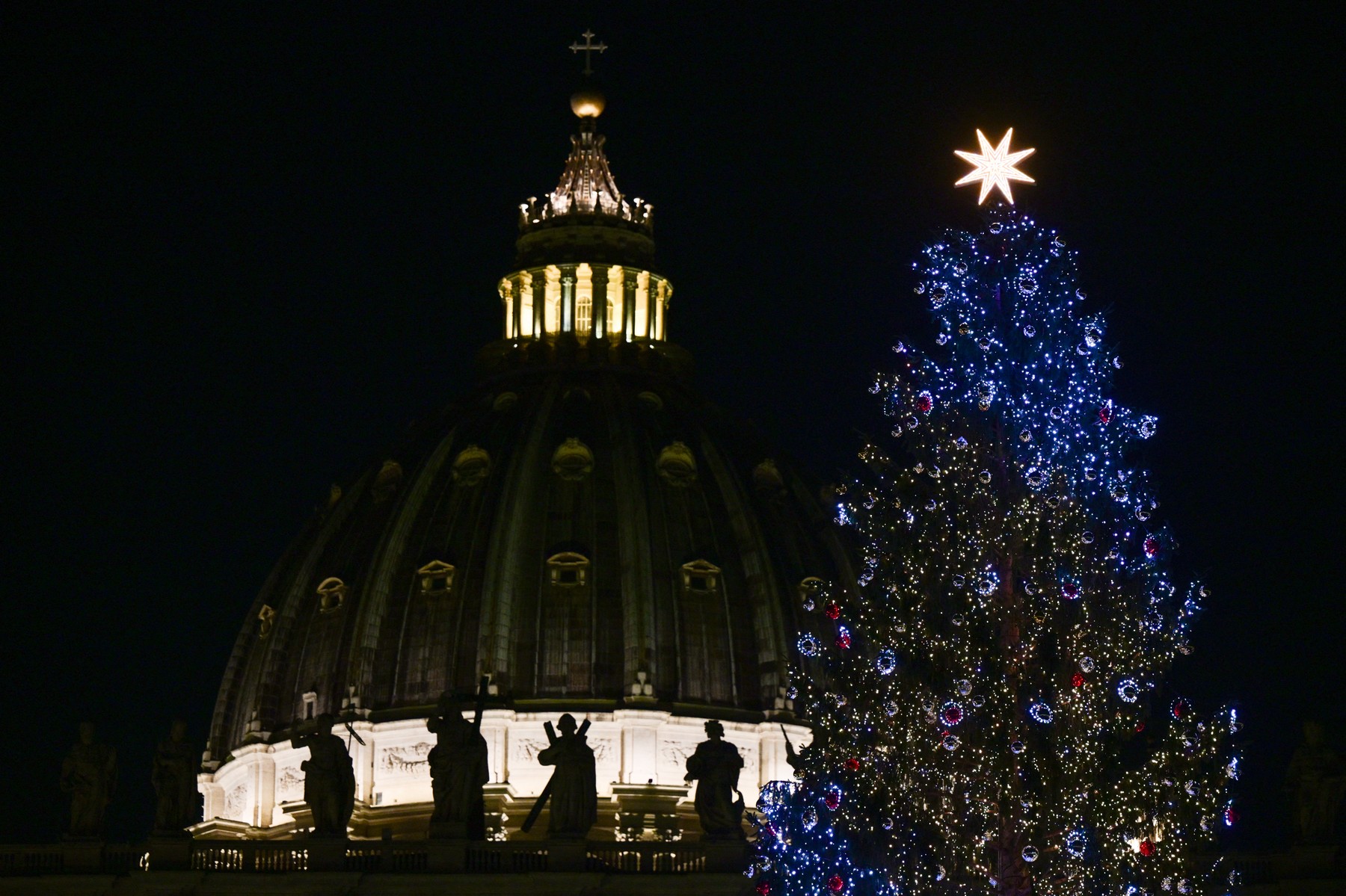 Prižig luči na Trgu svetega Petra