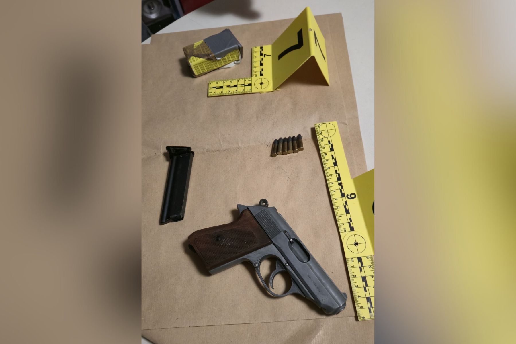 Policisti so med hišno preiskavo zasegli pištolo s šestimi naboji