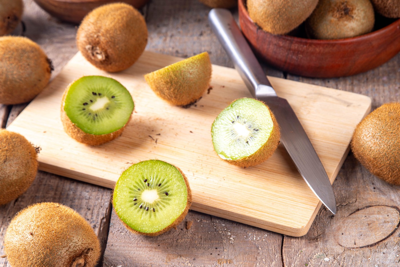 prerezan zlati kivi na kuhinjski deski