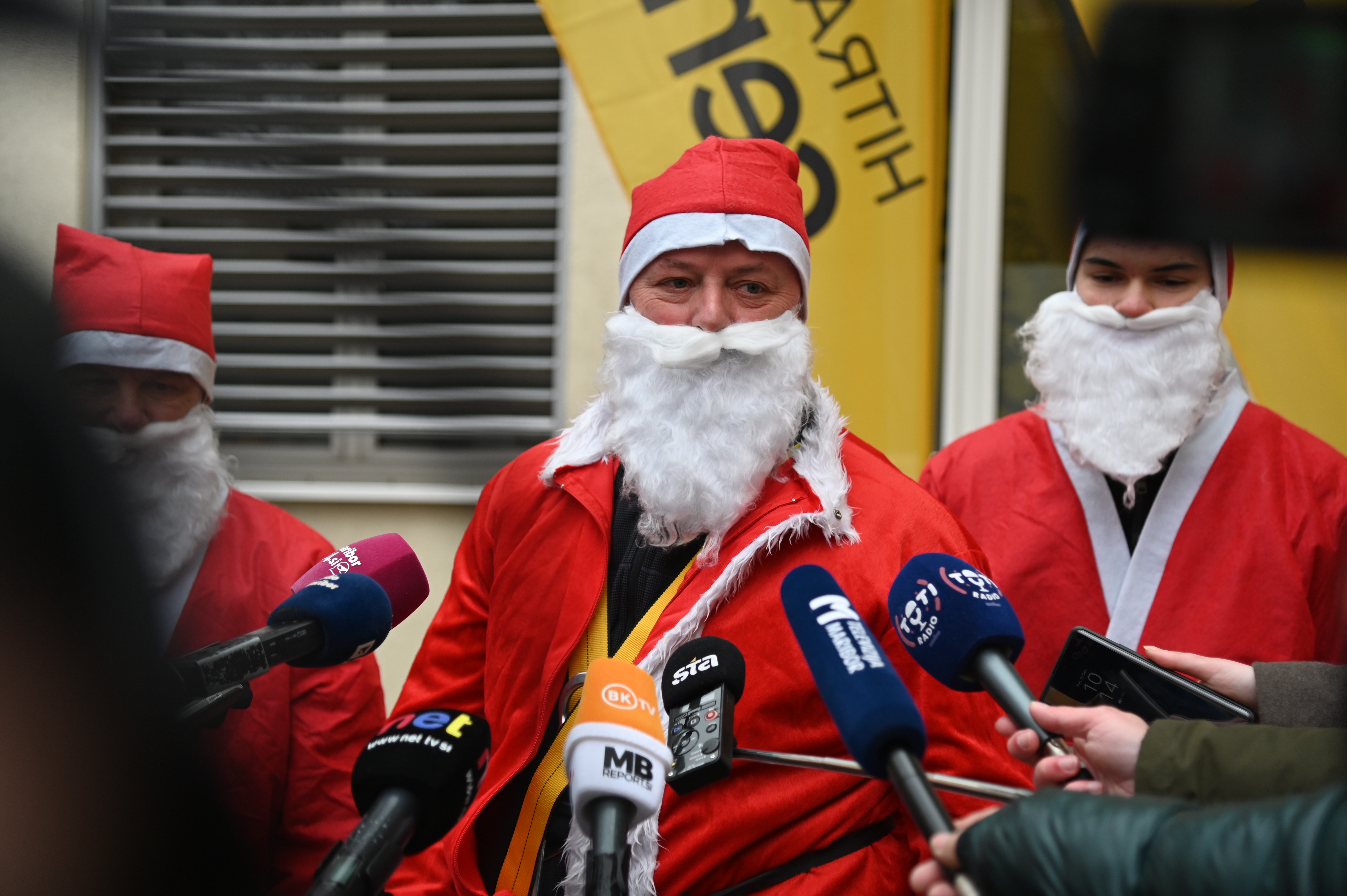 Spust Božičkov v Univerzitetnem kliničnem centru (UKC) Maribor