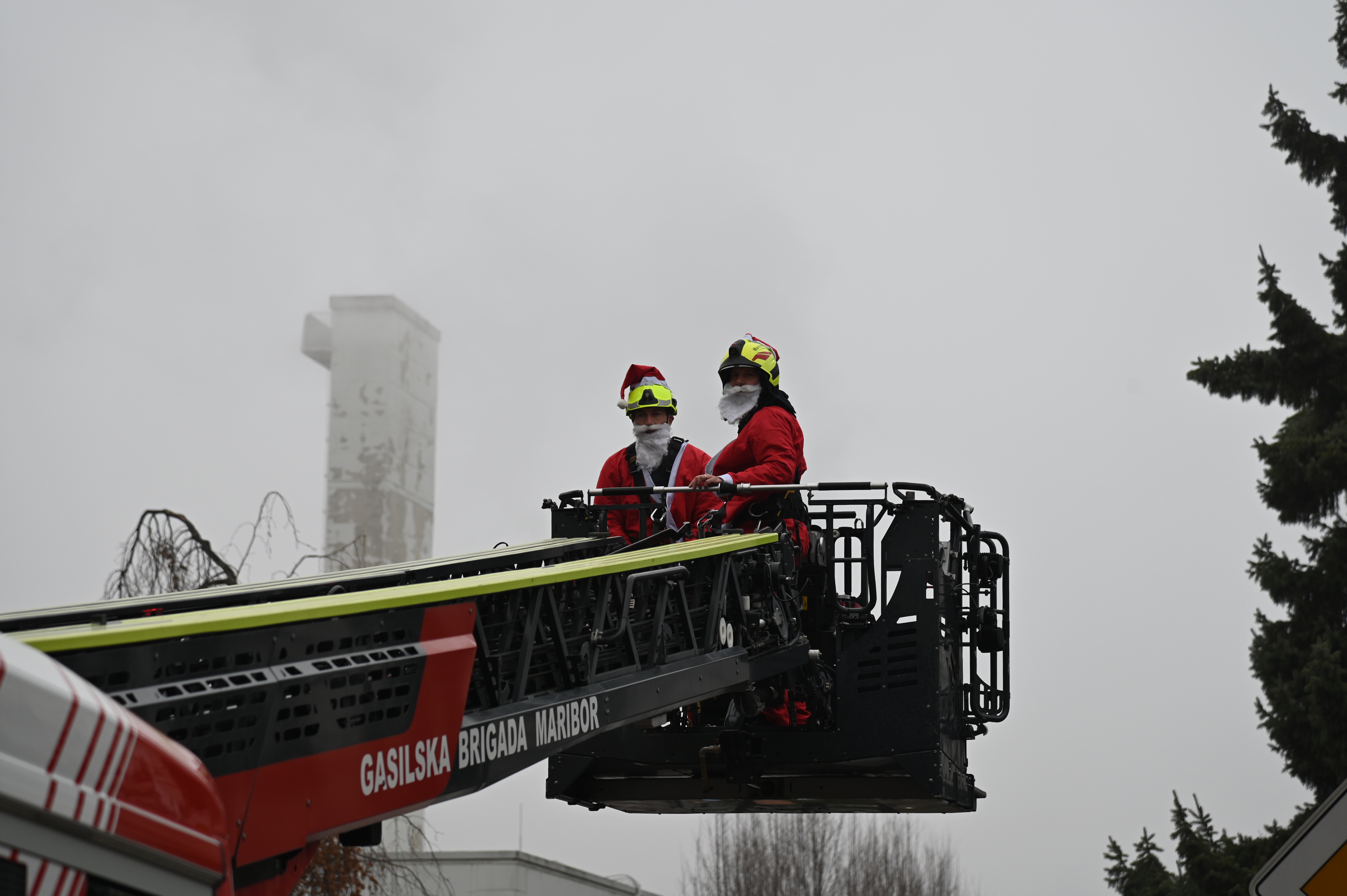 Spust Božičkov v Univerzitetnem kliničnem centru (UKC) Maribor