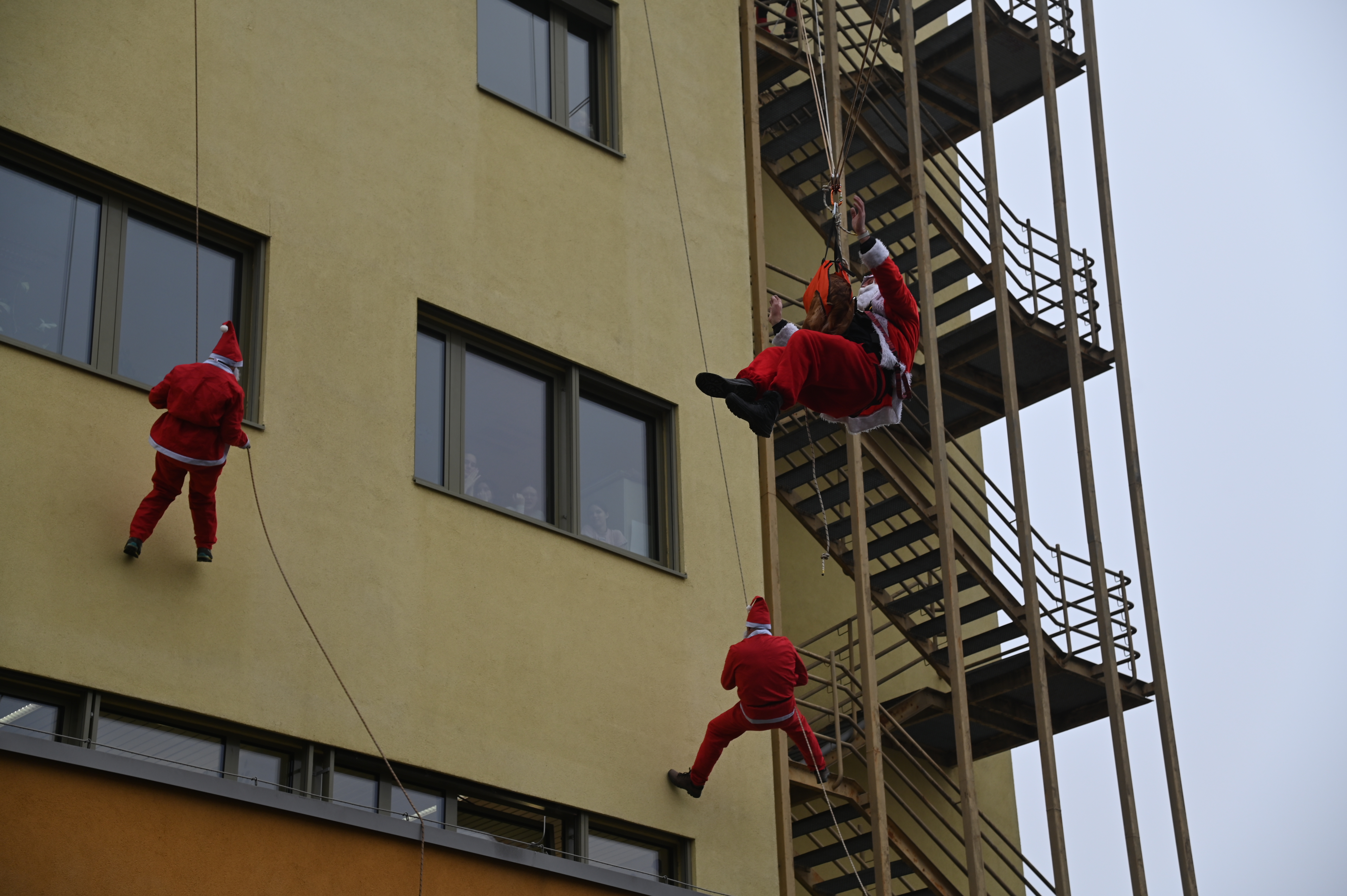 Spust Božičkov v Univerzitetnem kliničnem centru (UKC) Maribor