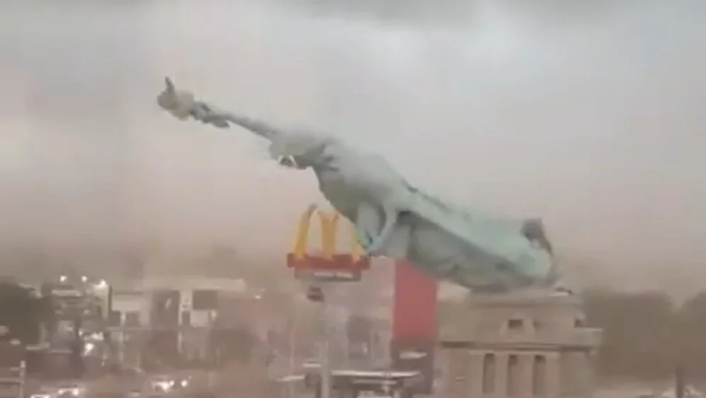 Zaradi silovitega neurja se je zrušila ogromna replika Kipa svobode (VIDEO)