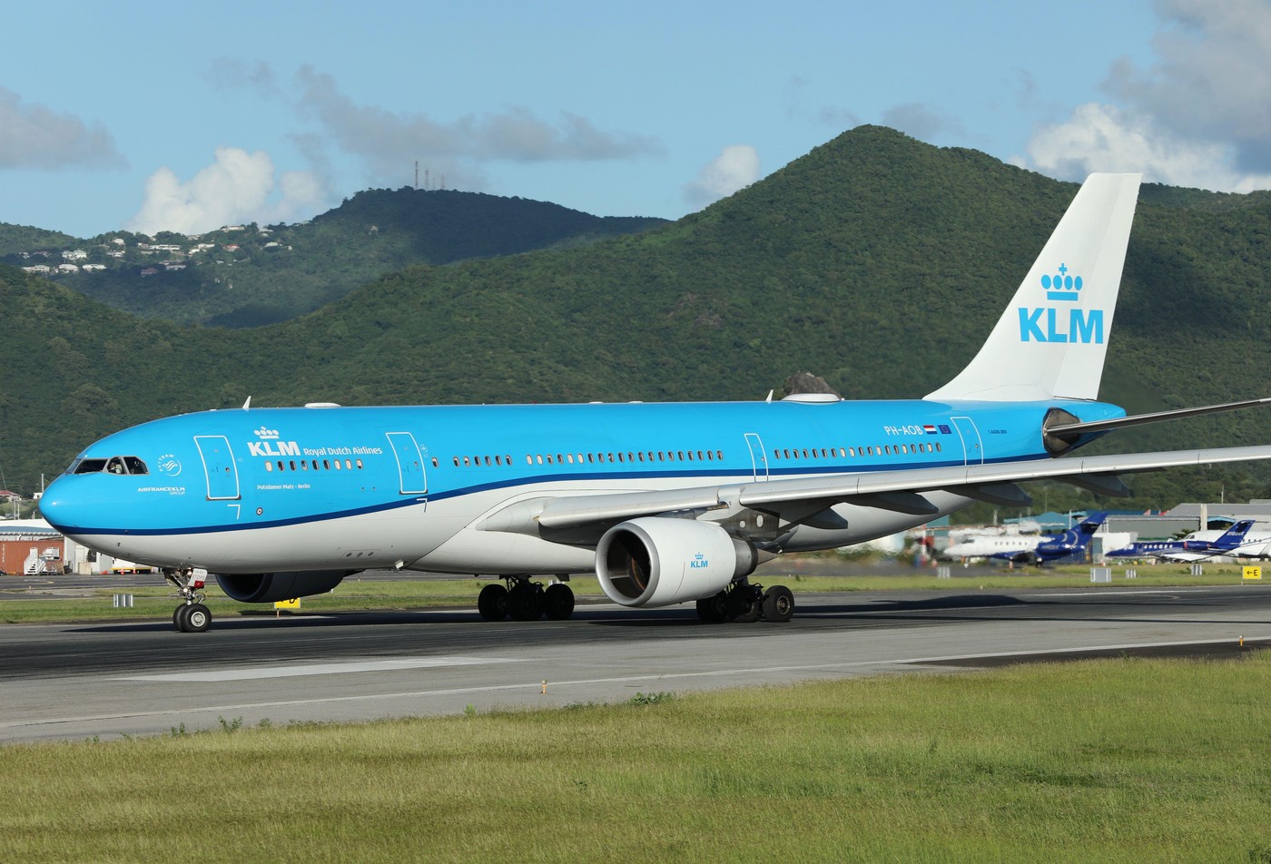 letalo nizozemske družbe KLM na letališču kraljice Julijane na otoku Sv. Martin (Sint Maarten) v Karibih