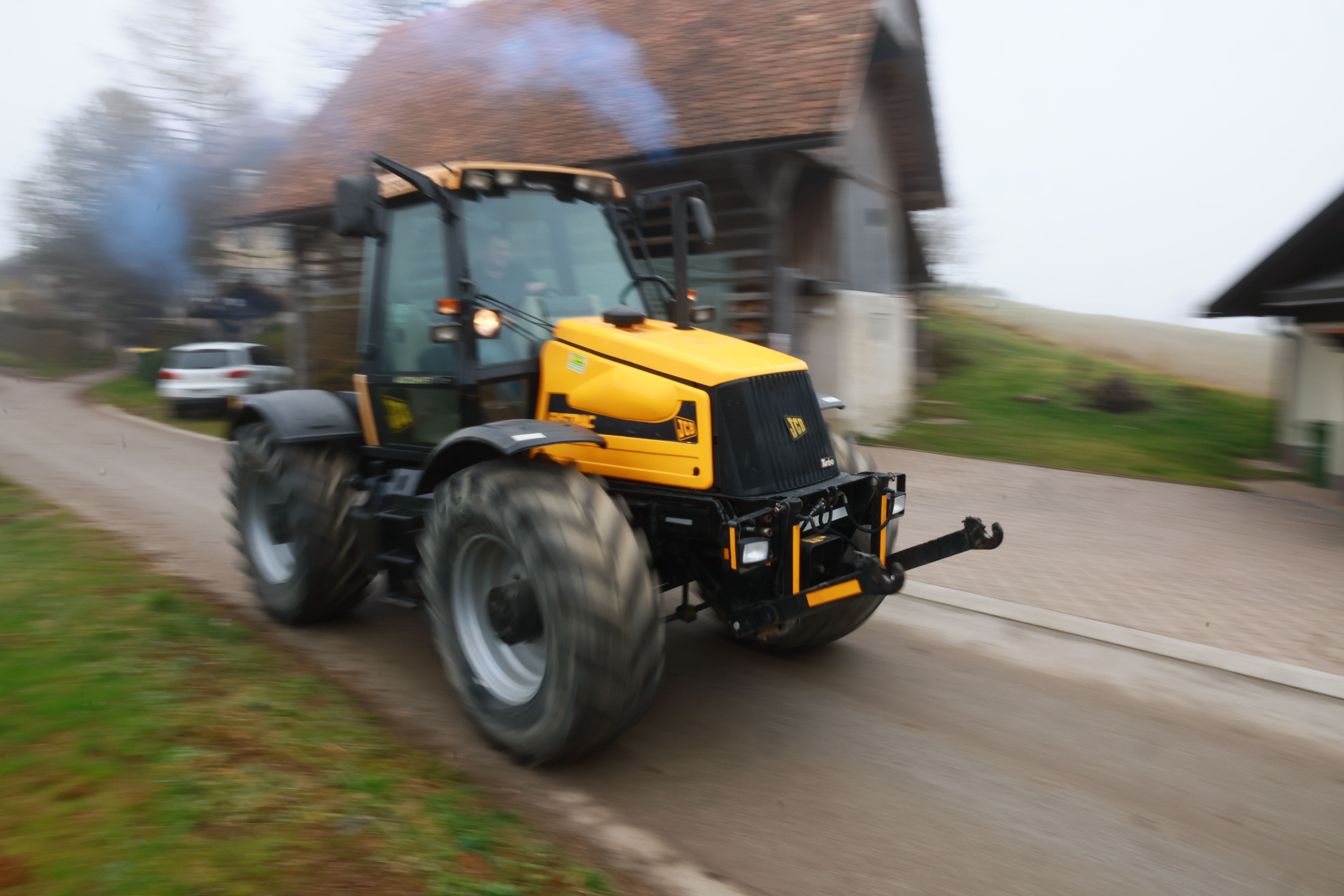 Predstavniki Kmečke iniciative so se v spremstvu traktorjev odpravili v Bruselj na protest kmetov