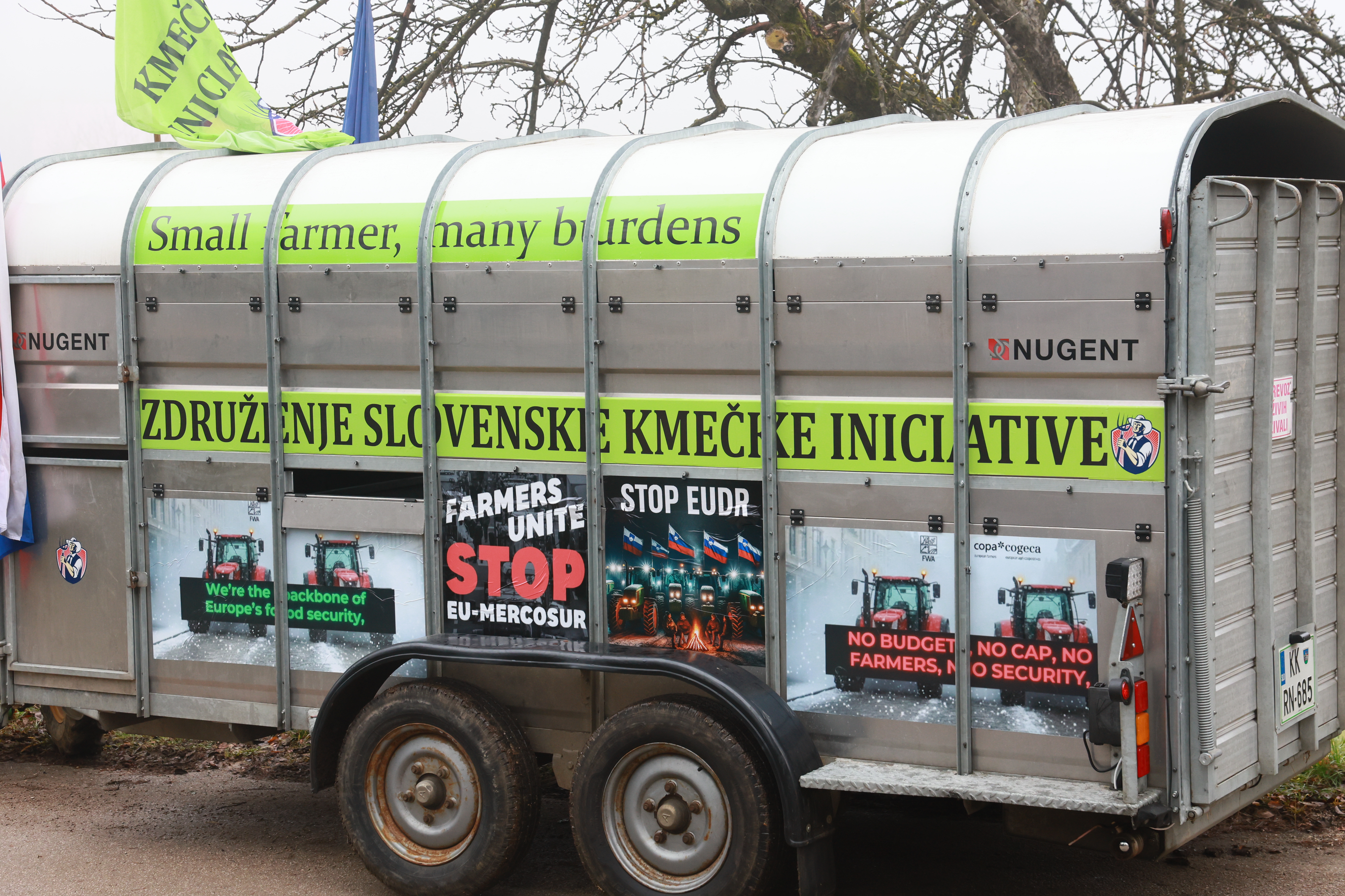 Predstavniki Kmečke iniciative so se v spremstvu traktorjev odpravili v Bruselj na protest kmetov