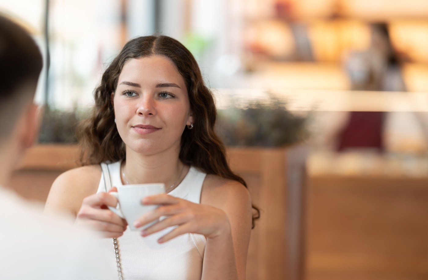 moški in ženska med pogovorom ob kavi