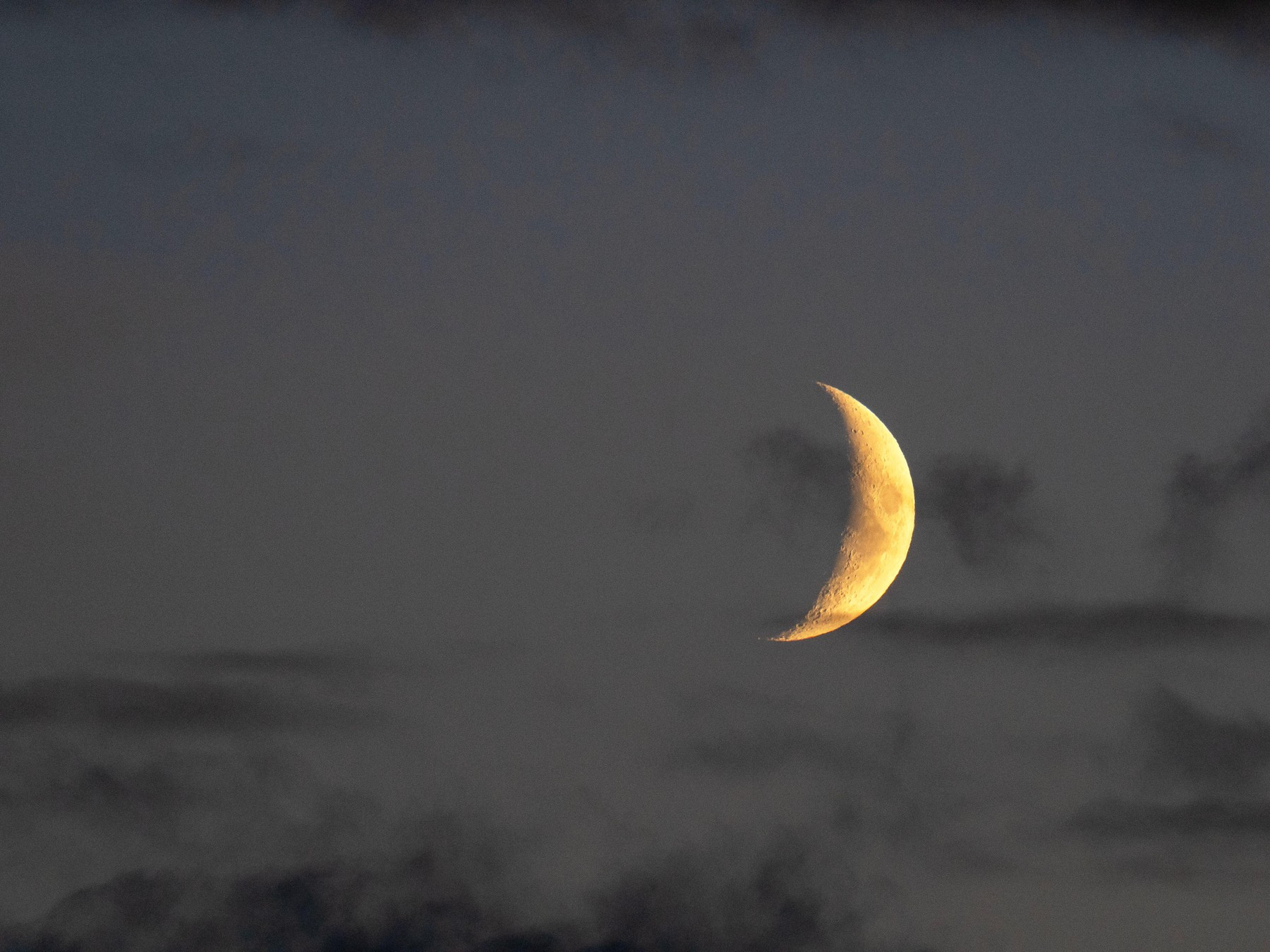 mlaj na nočnem nebu