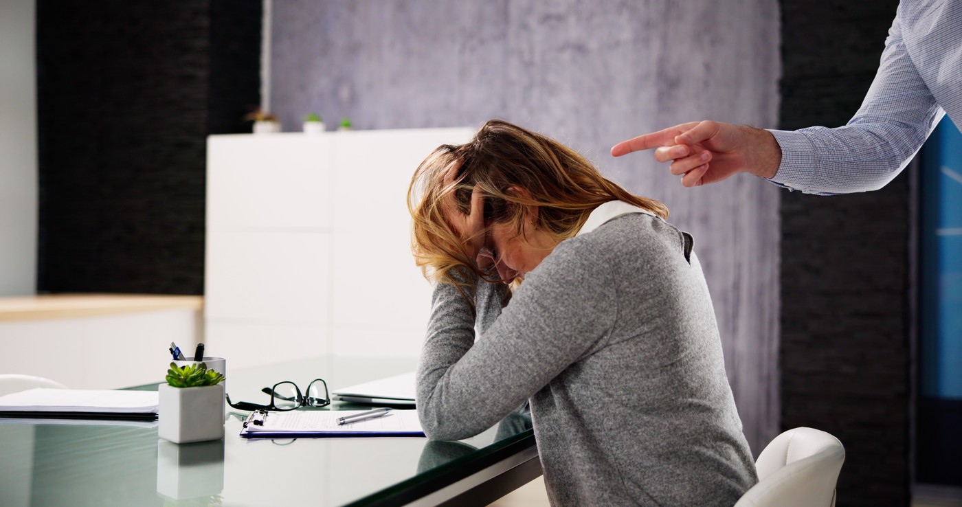 Šef se jezi na zaposlenega