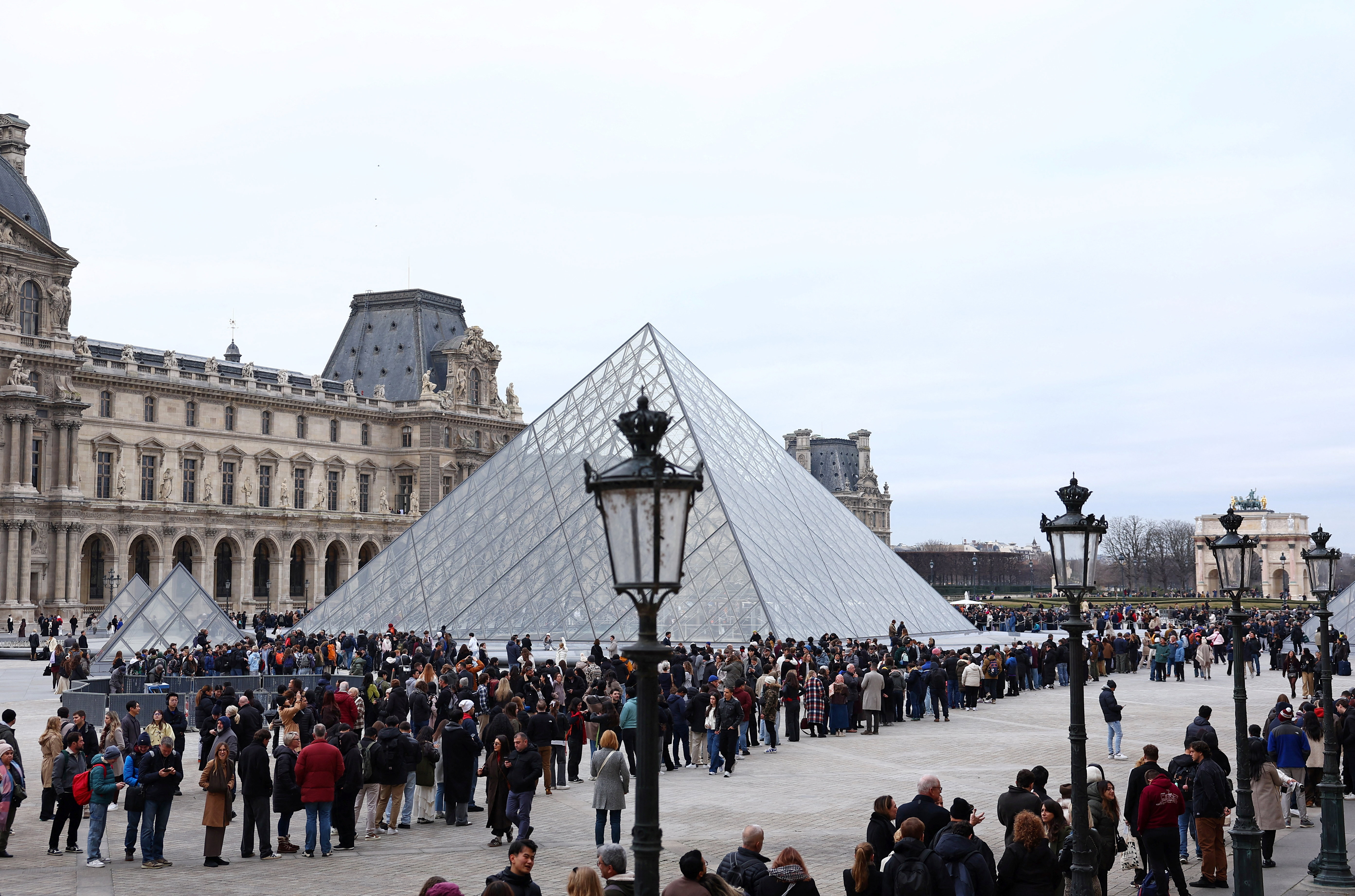 V francoskem muzeju Louvre za nadaljuje stavka zaposlenih