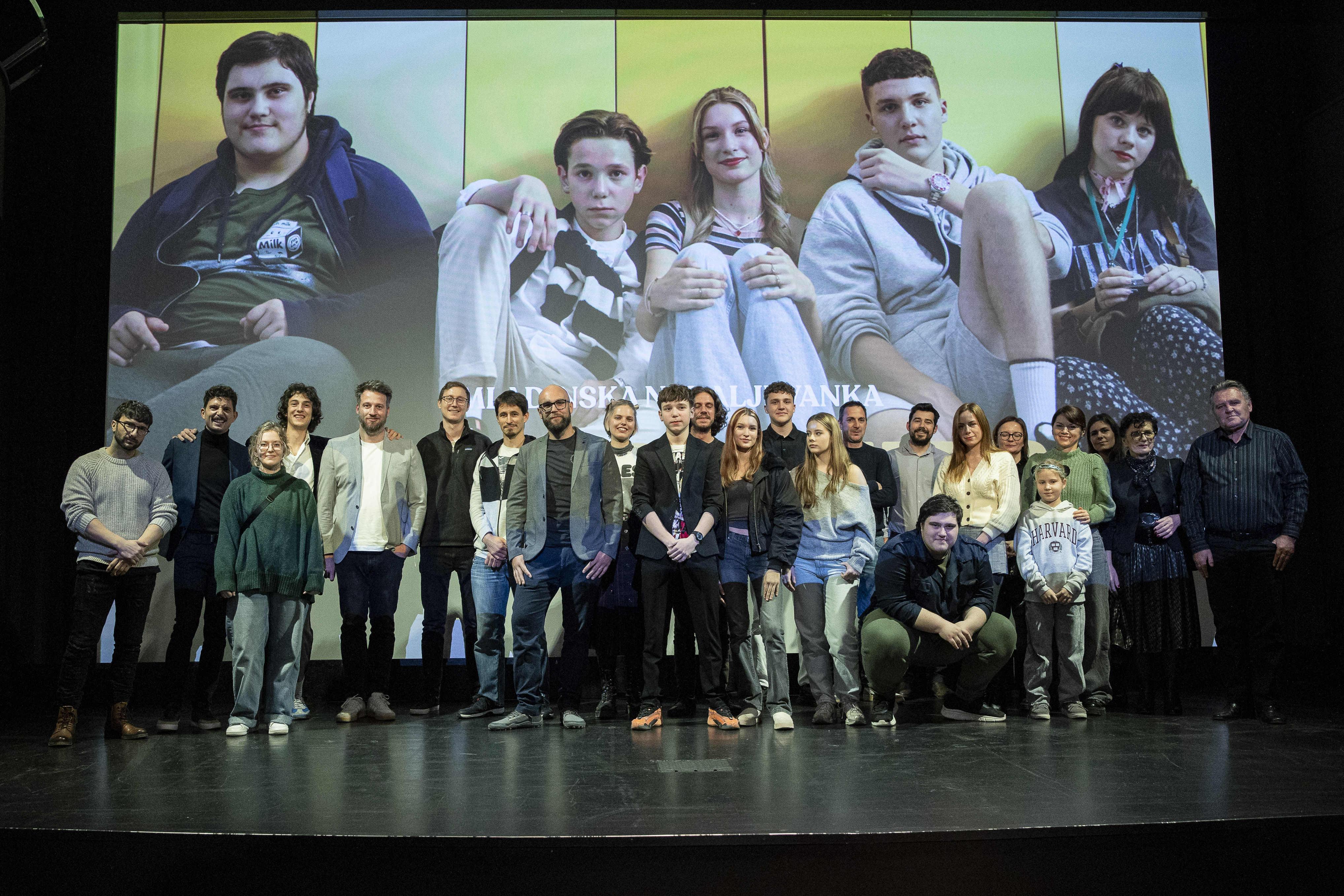 Celotna zasedba serije Smrdljivc