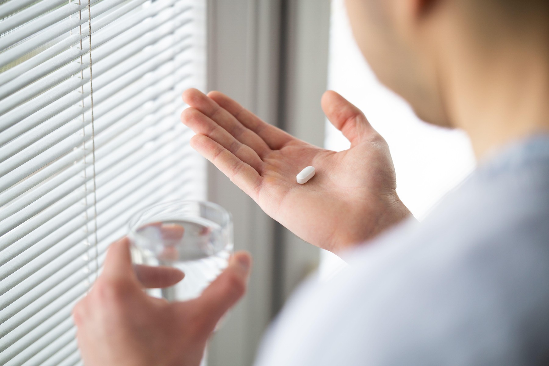 Oseba jemlje magnezij kot prehransko dopolnilo