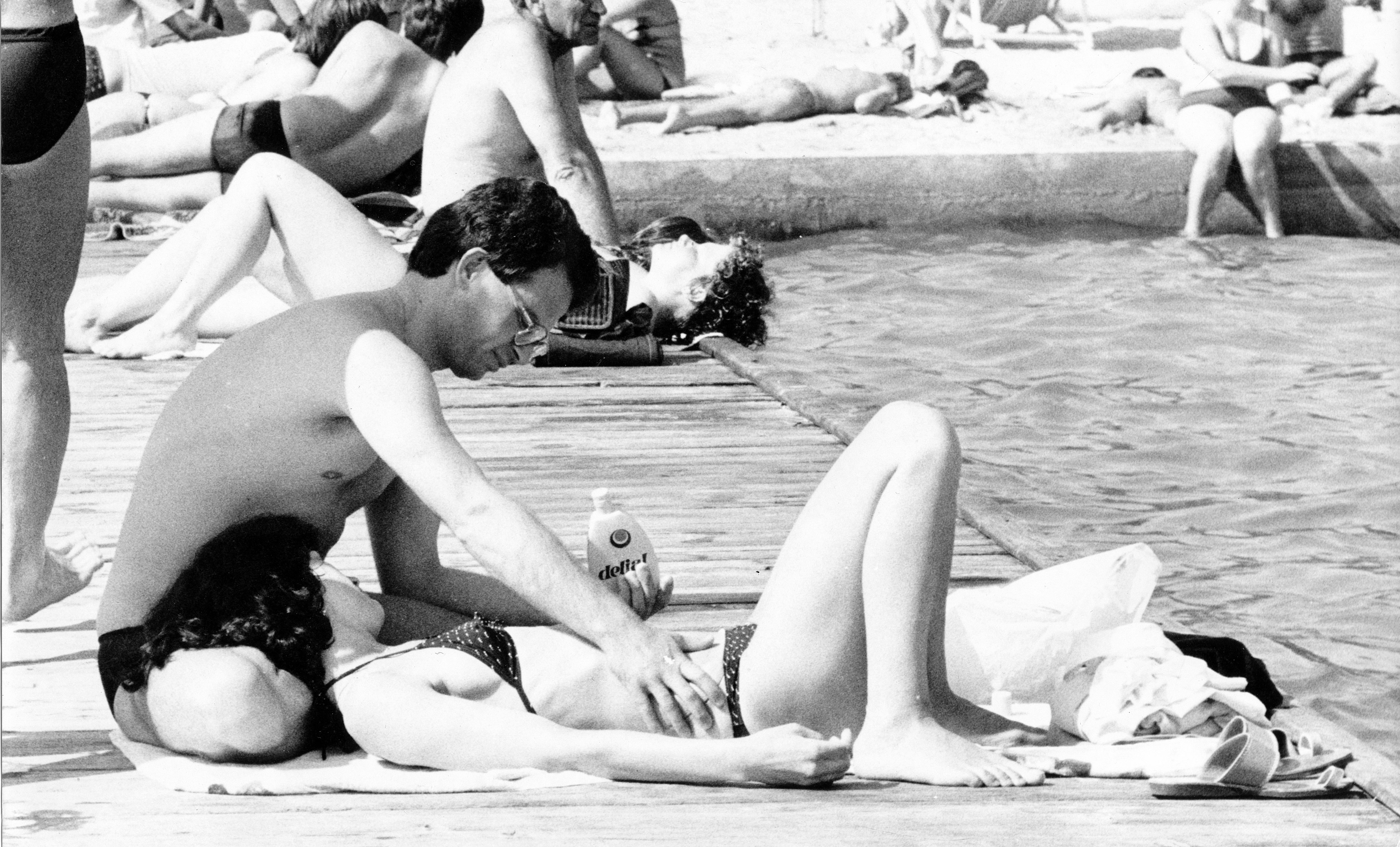 Jugoslavija Slovenija, Koper Portorož Izola PiranTuristke in turisti uživajo poletje na slovenski obali. morje turizem , kopanje, gneča na cesti  zgodovina črno bela fotografija  Foto: BOBO