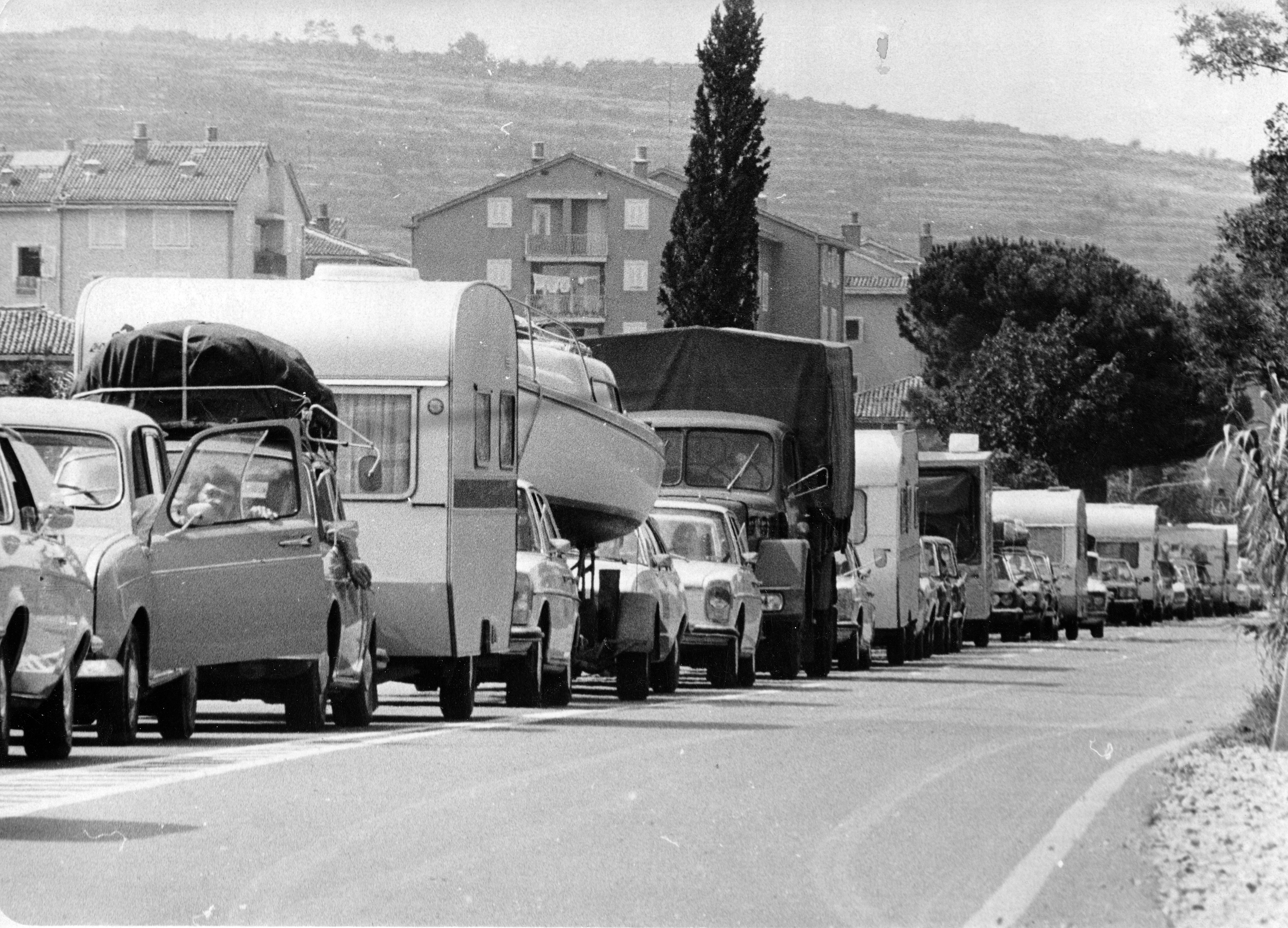 Jugoslavija Slovenija, Koper Portorož Izola PiranTuristke in turisti uživajo poletje na slovenski obali. morje turizem , kopanje, gneča na cesti  zgodovina črno bela fotografija  Foto: BOBO