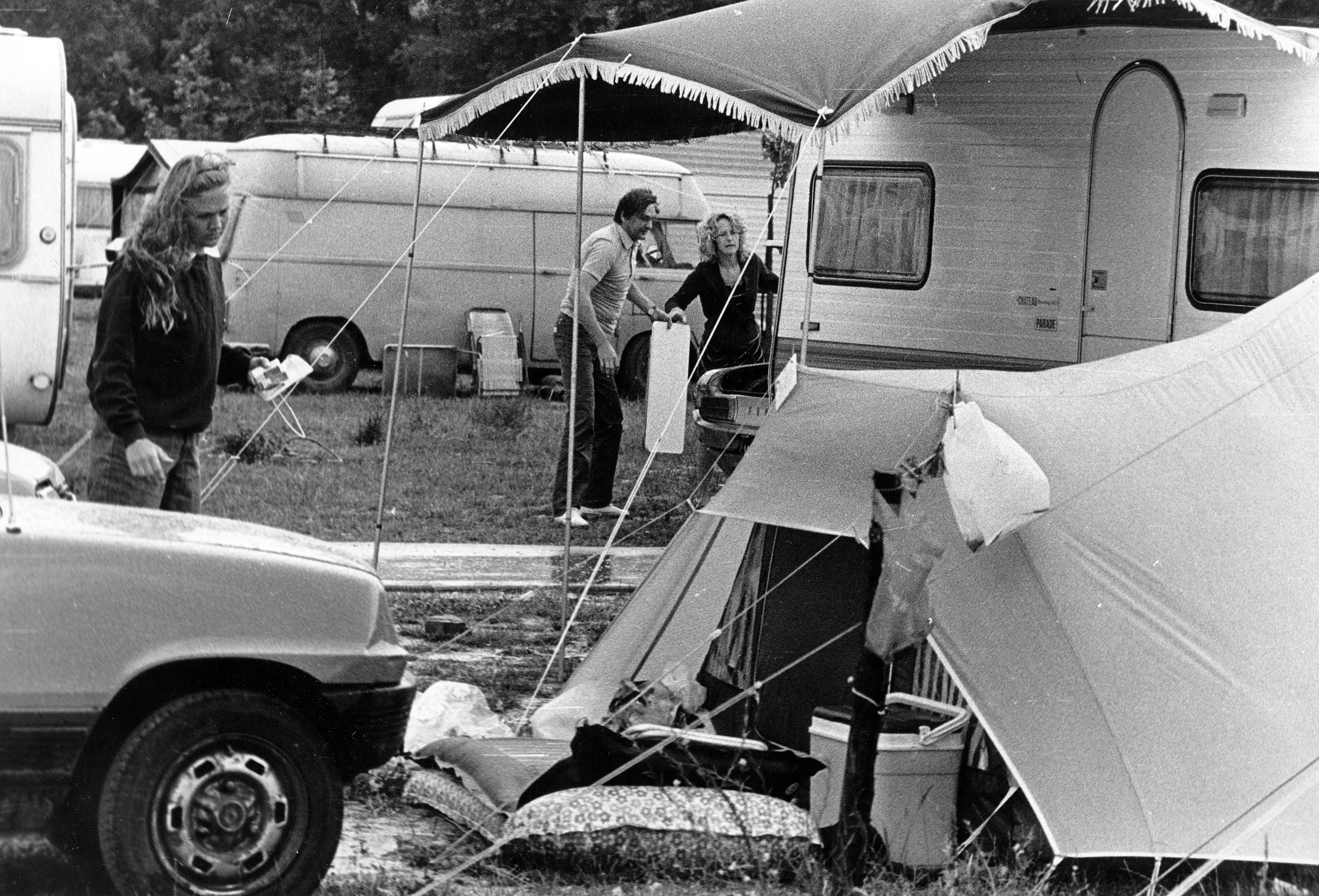 Jugoslavija Slovenija, Koper Portorož Izola PiranTuristke in turisti uživajo poletje na slovenski obali. morje turizem , kopanje, gneča na cesti  zgodovina črno bela fotografija  Foto: BOBO
