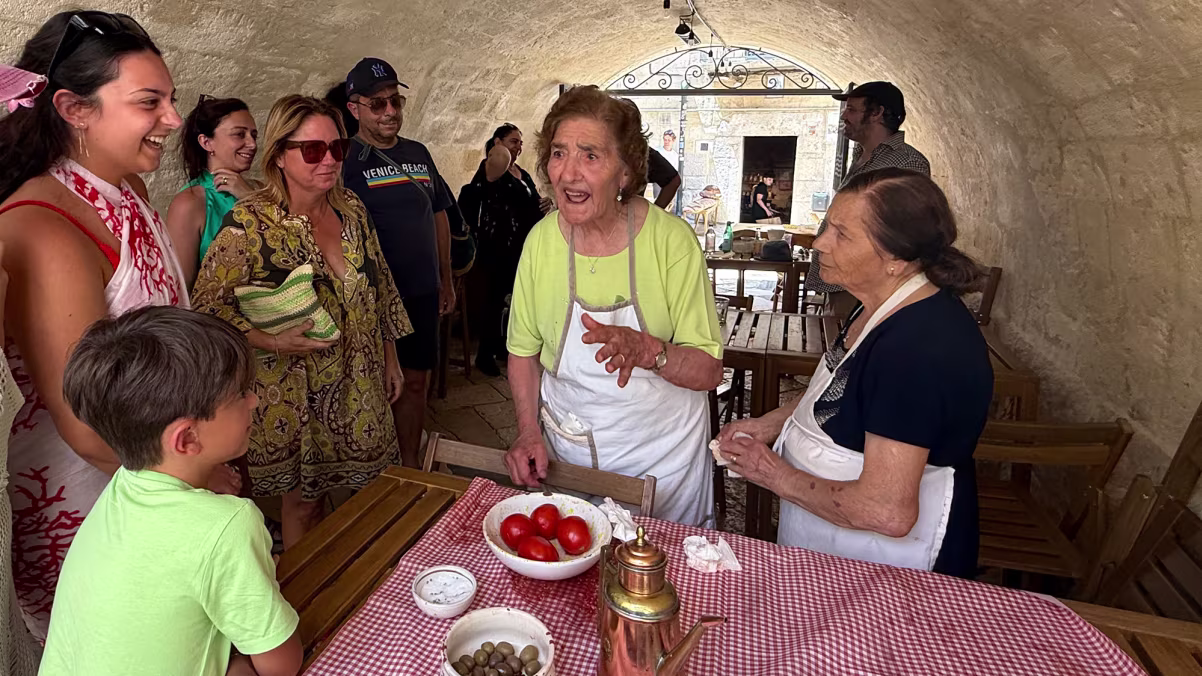 Babici z Instagramom obnoreli svet in oživeli turizem na jugu Italije