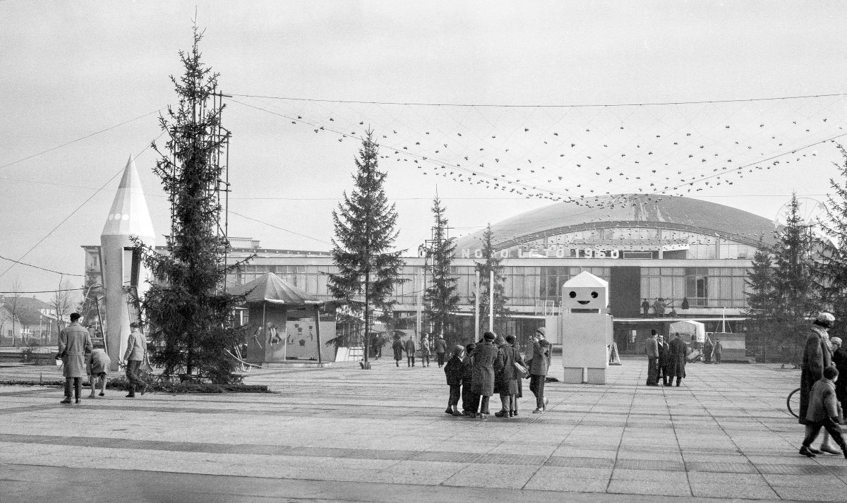 Priprava na proslavo na Gospodarskem razstavišču, prihod Dedka Mraza. Ljubljana, december 1959.