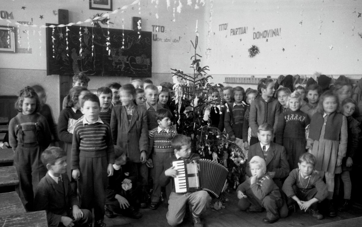 Dedek Mraz na Osnovni šoli Šentvid nad Ljubljano, 30. 12. 1952.