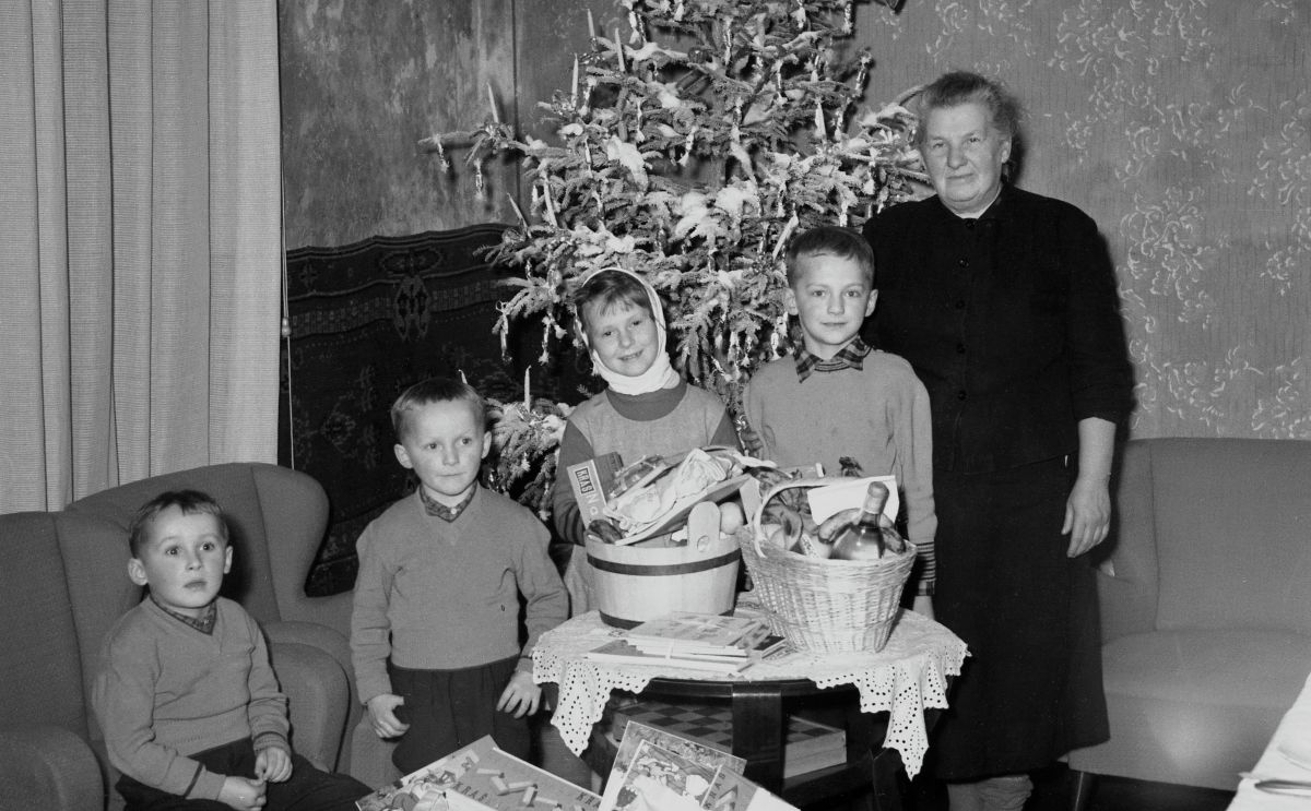 Dedek Mraz pri družini Omah. Ljubljana, 1955.