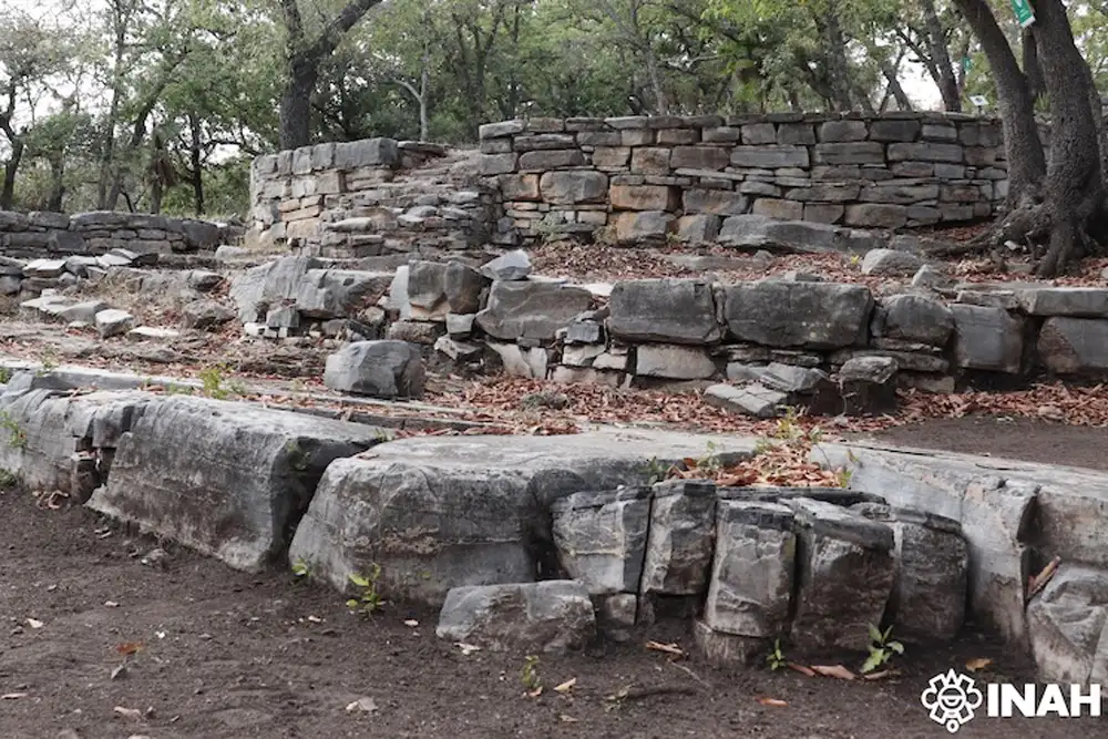 Mehiški arheologi so našli tisoč let staro lobanjo kockaste oblike