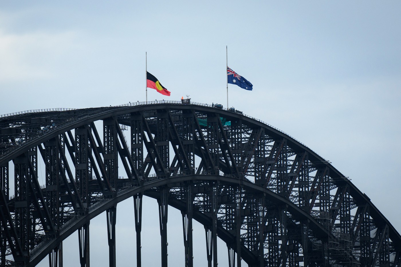 Avstralska zastava na pol droga