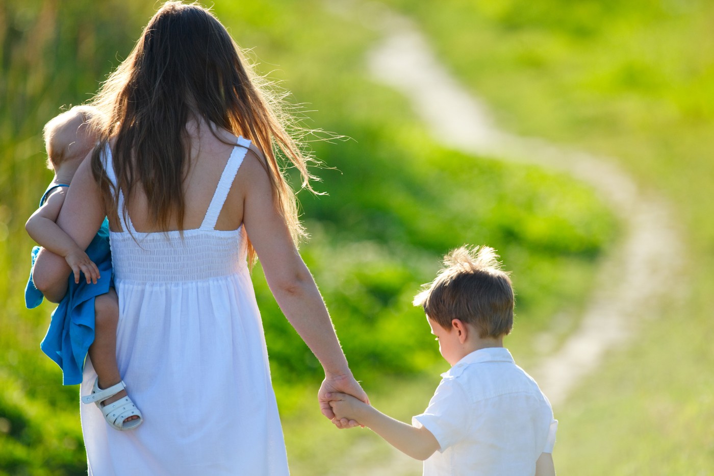 Mama z dvema otrokoma