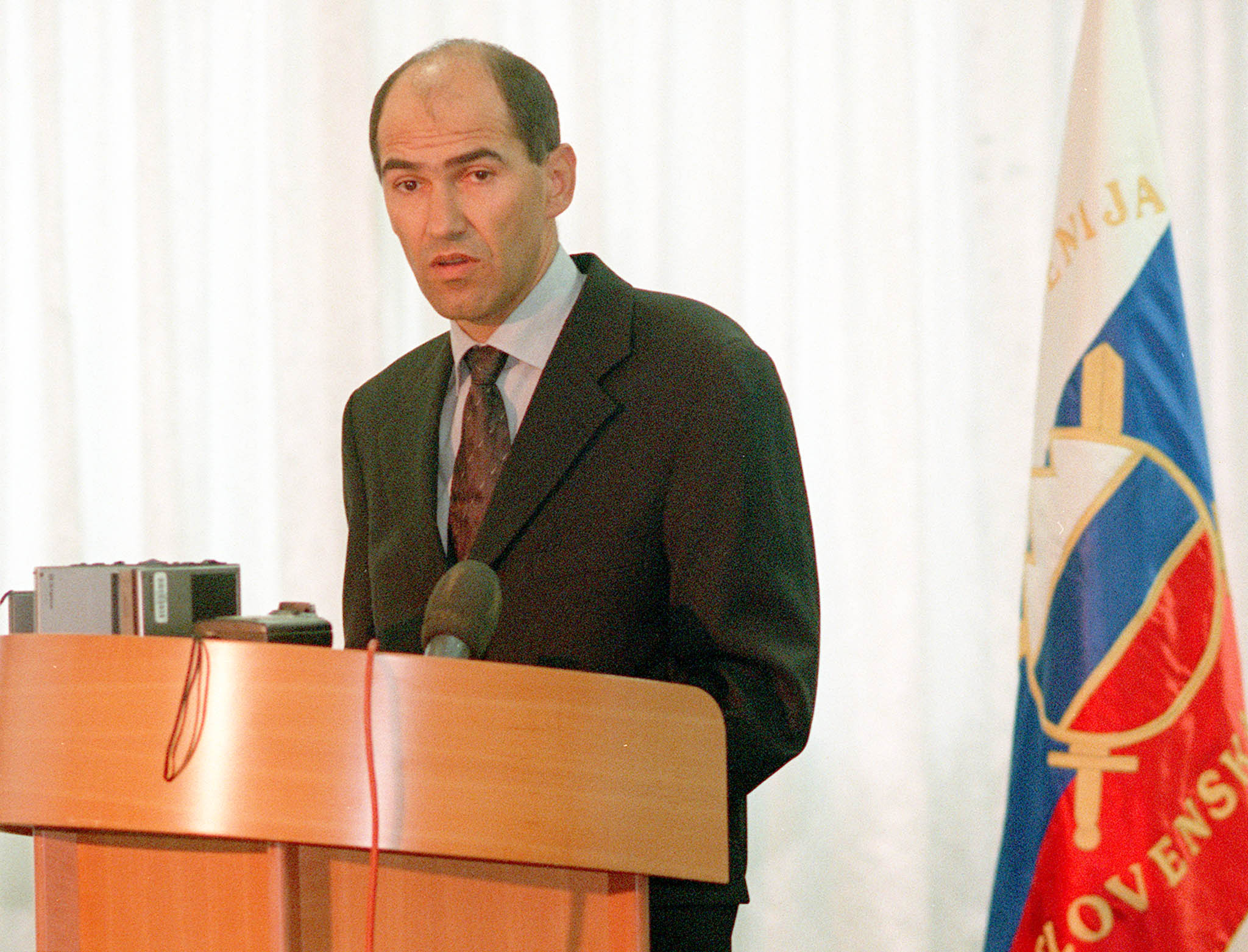 SLOVENIJA , LJUBLJANA , 10.07.2000, 10. JULIJ 2000TISKOVNA KONFERENCA MORS - MINISTER ZA OBRAMBO RS JANEZ JANSAFOTO: RAFAEL MARN/BOBOPO33F/07676/36A