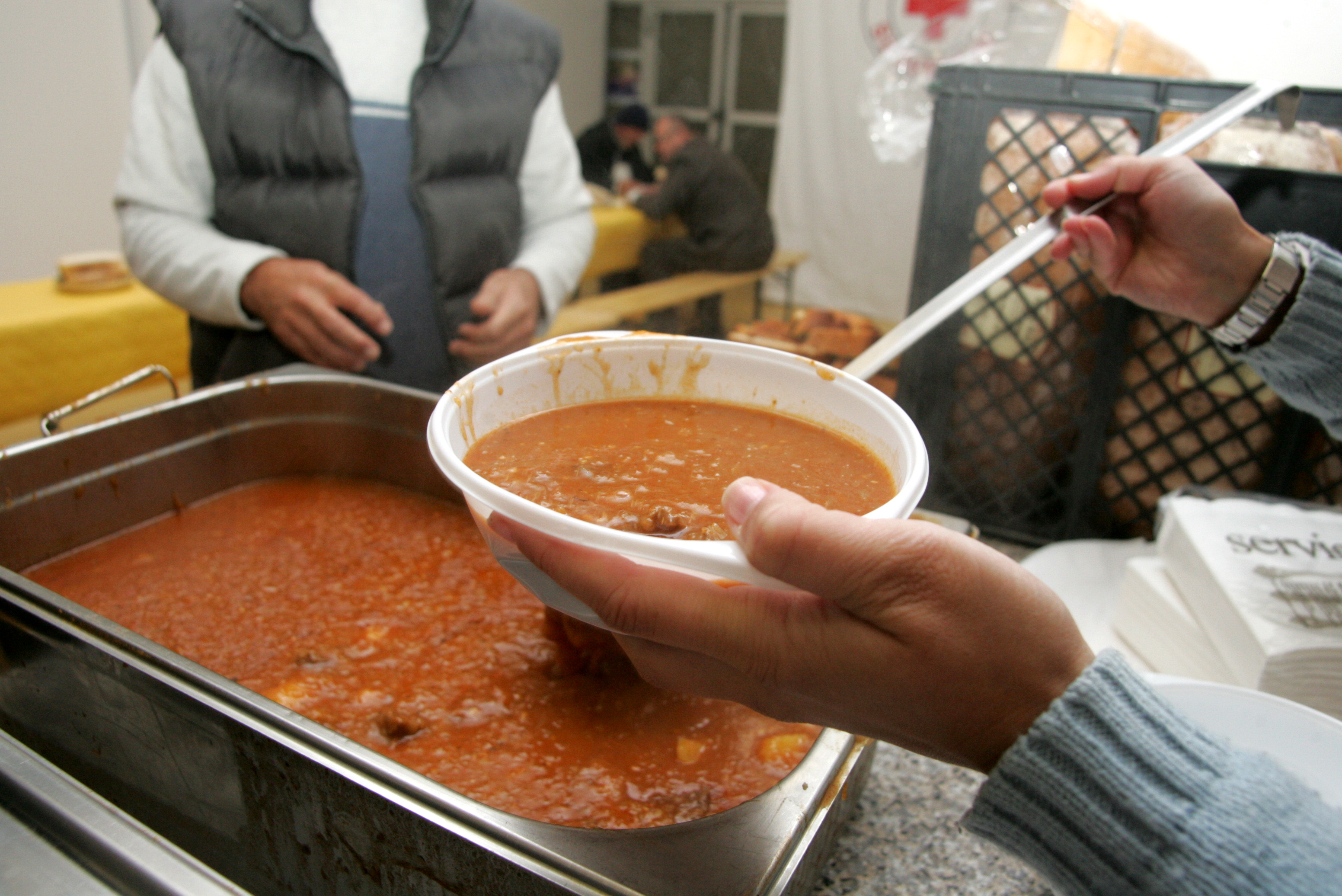 SLOVENIJA, LJUBLJANA, 13.10.2006,  topel obrok hrane in kruh za lacne prebivalce Ljubljan Foto: Tina Kosec/BOBO