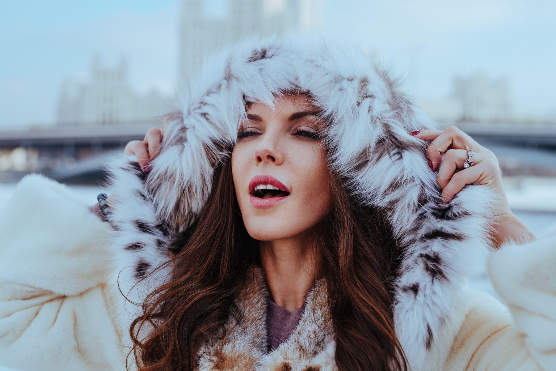 ženska pozimi v krznu