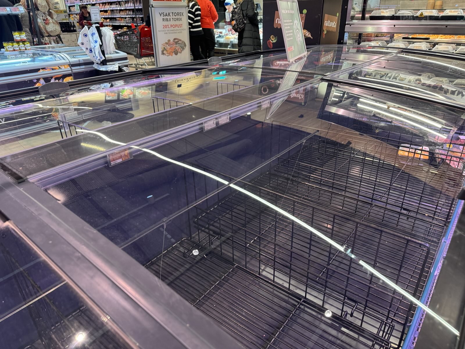 Prazne police v Intersparu v Europarku Maribor