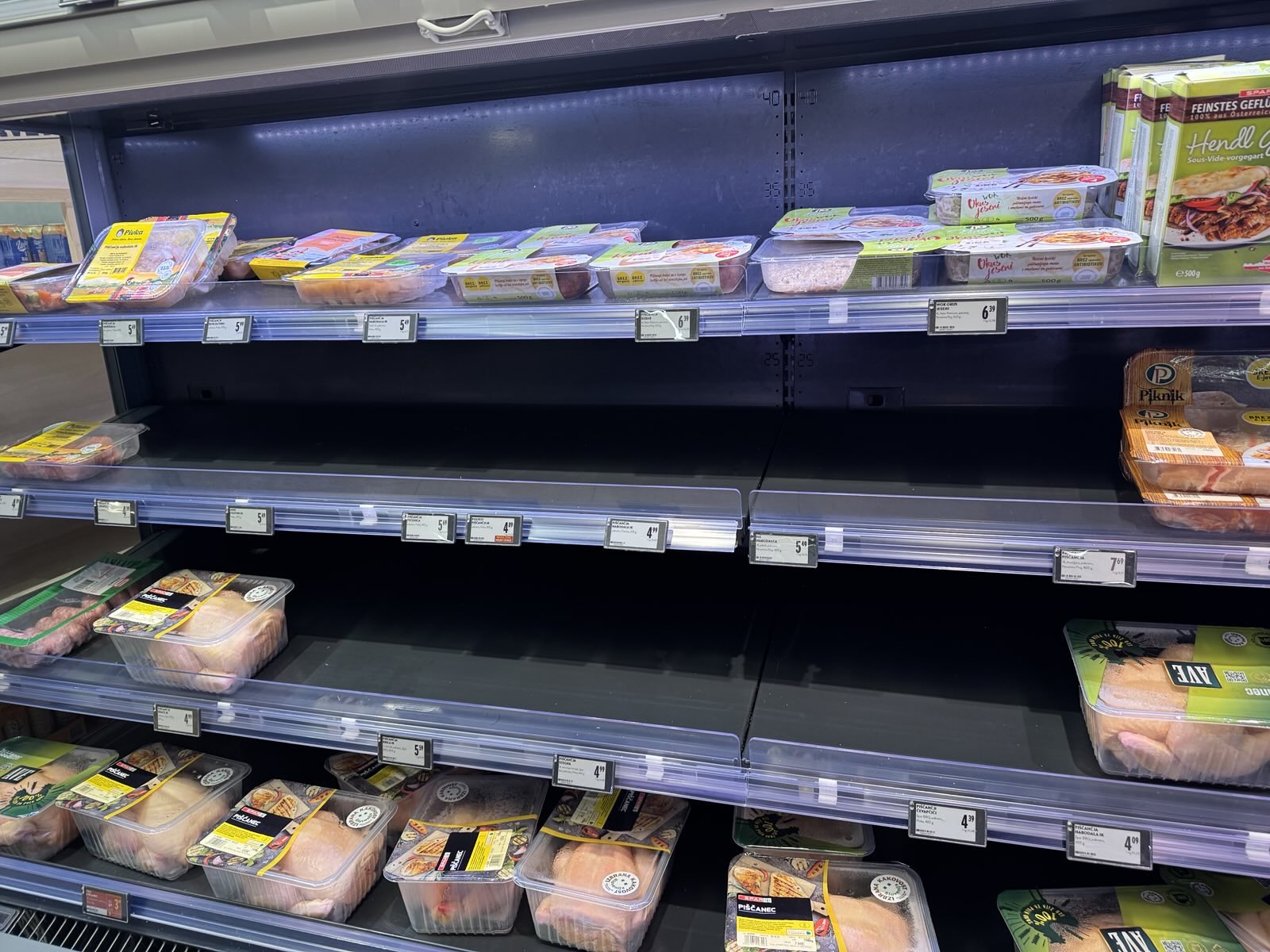 Prazne police v Intersparu v Europarku Maribor