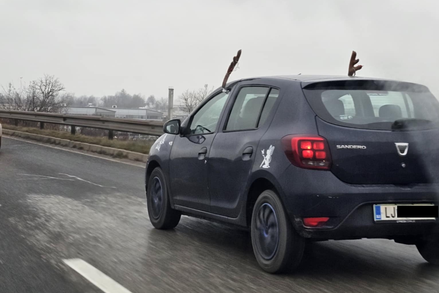 Vozilo z jelenčkovimi rogovi