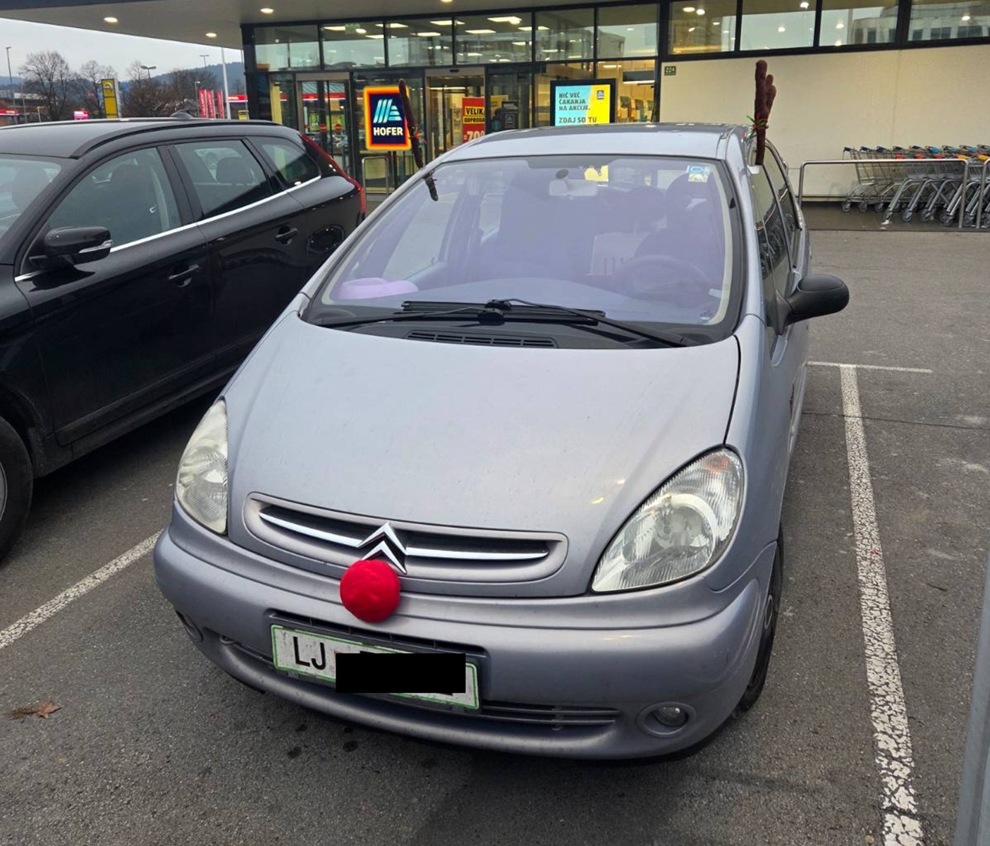 Praznično okrašeno vozilo