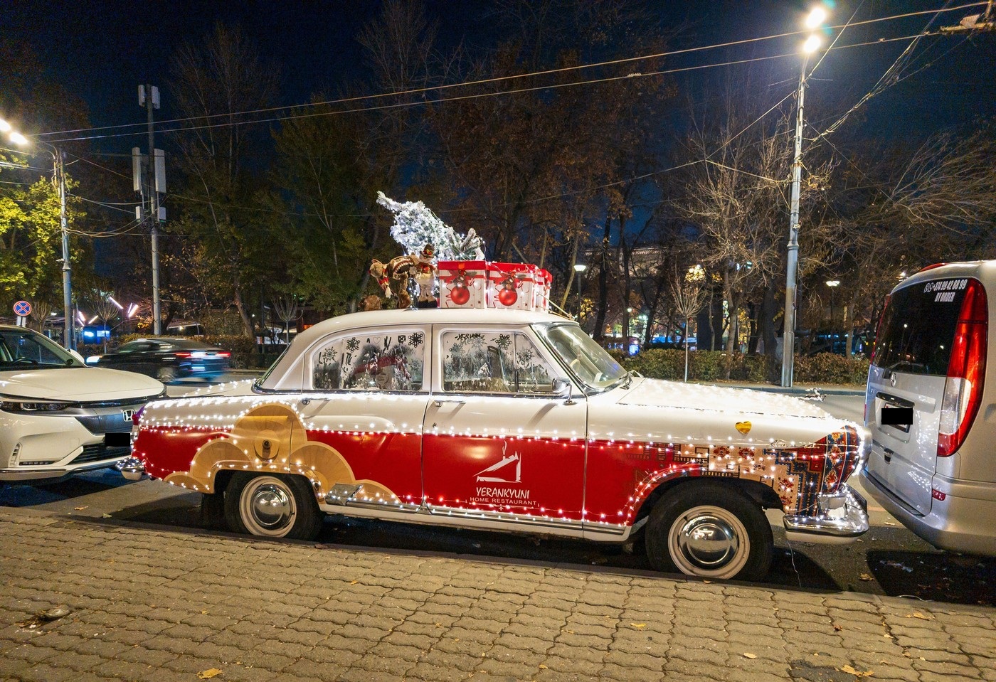 Praznično okrašeno vozilo v Armeniji