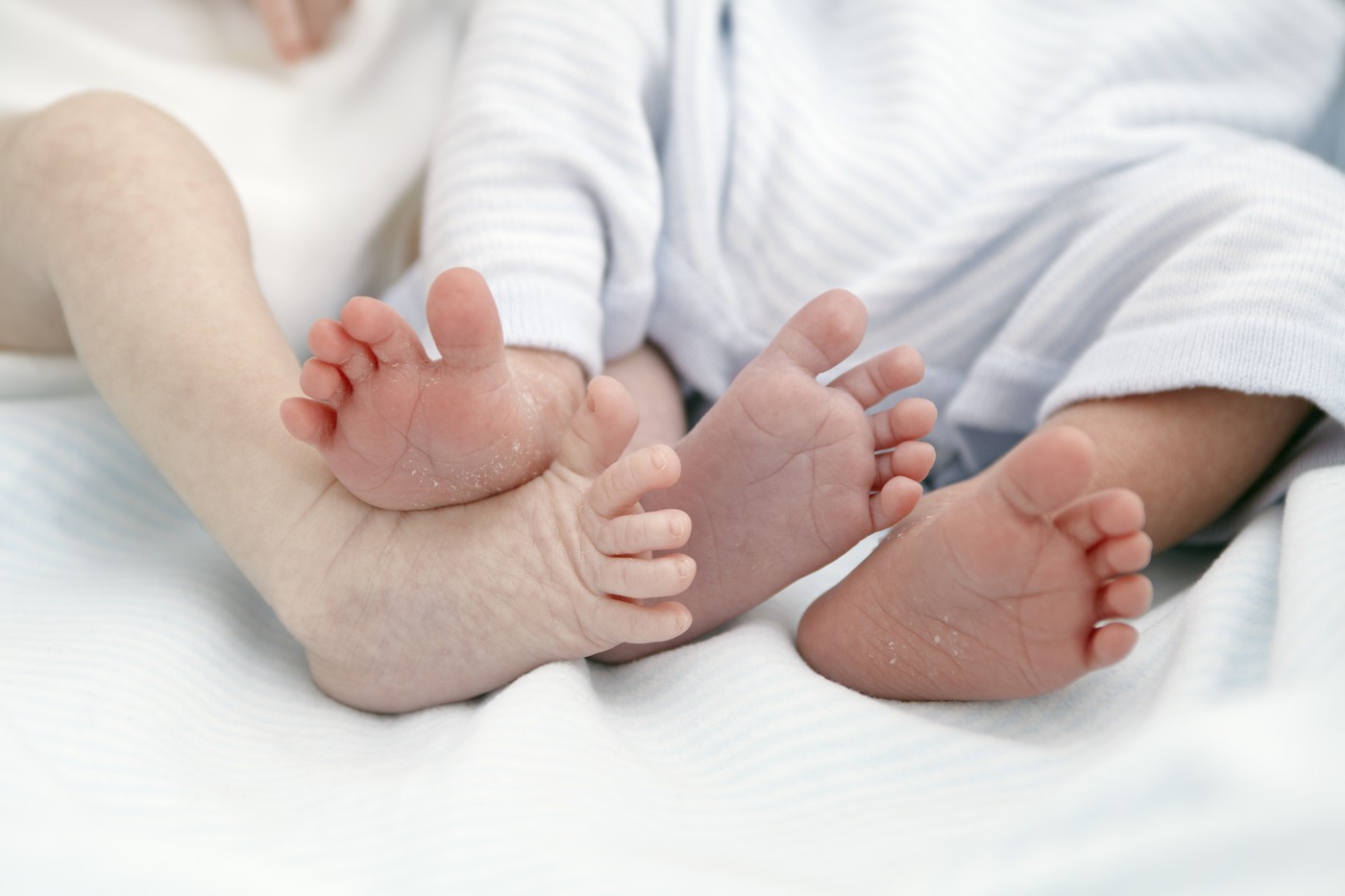 stopala dva tedna starih dvojčkov