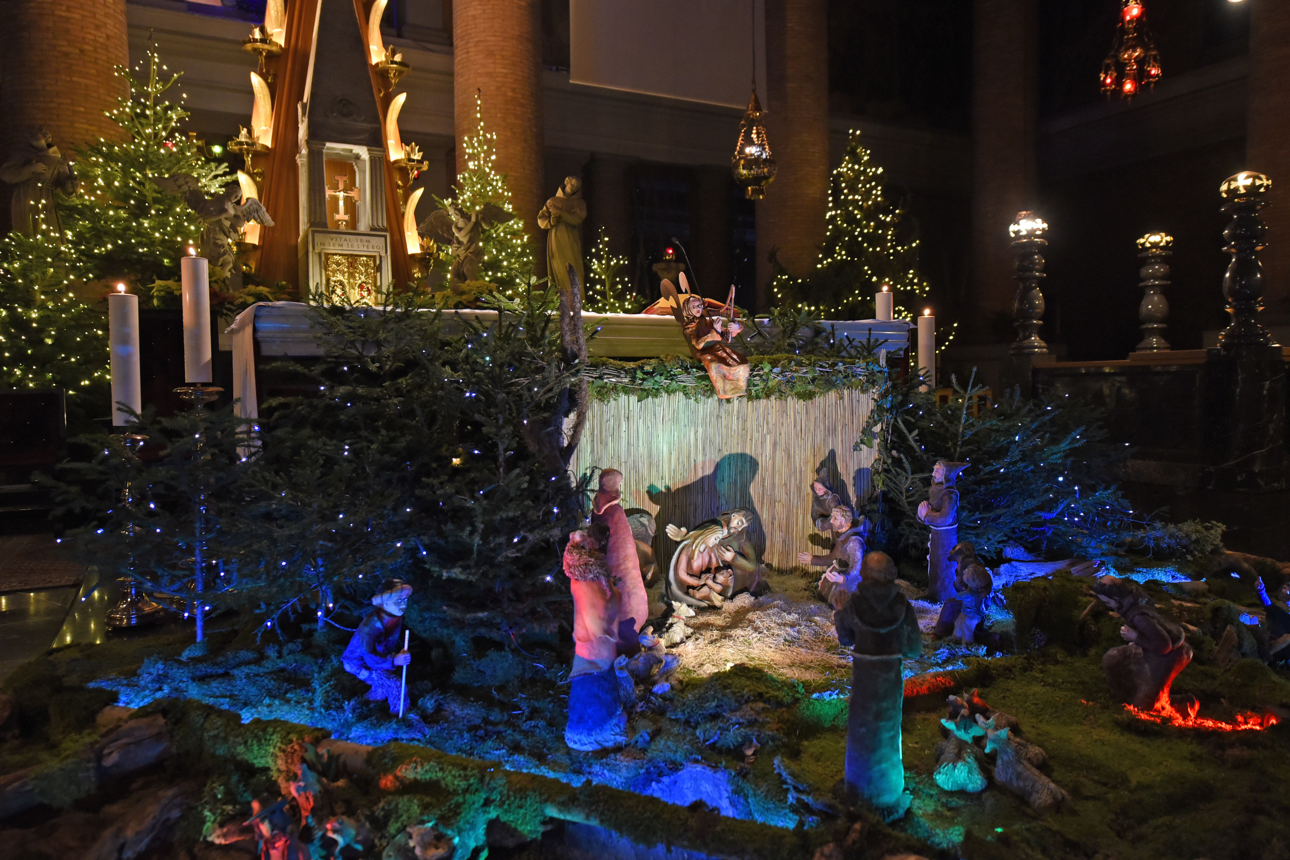 Jasli v ljubljanski cerkvi ob polnočnici.