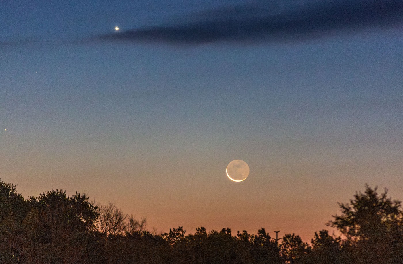 Venera in Luna na večernem nebu