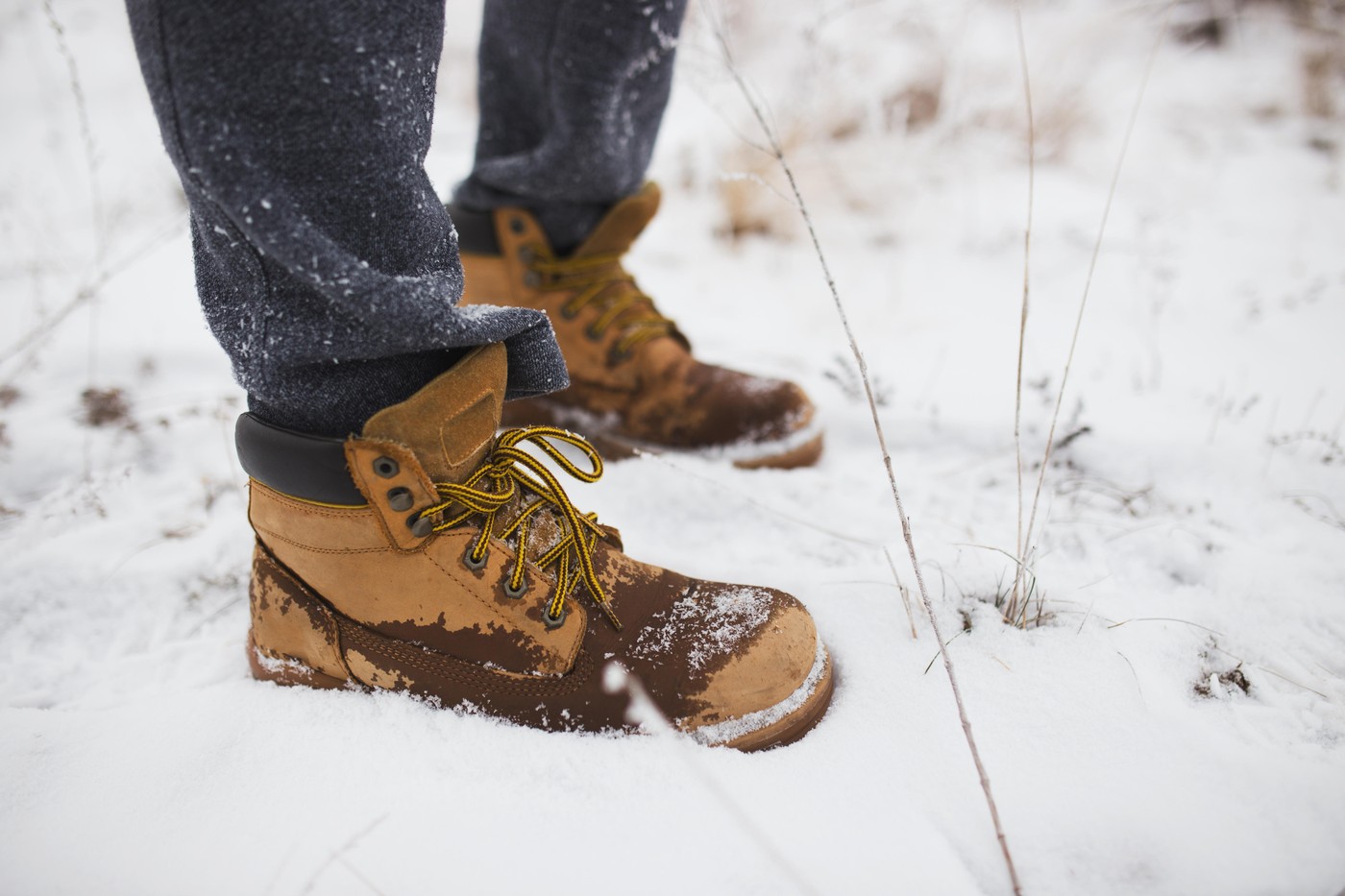 zimski čevlji v snegu
