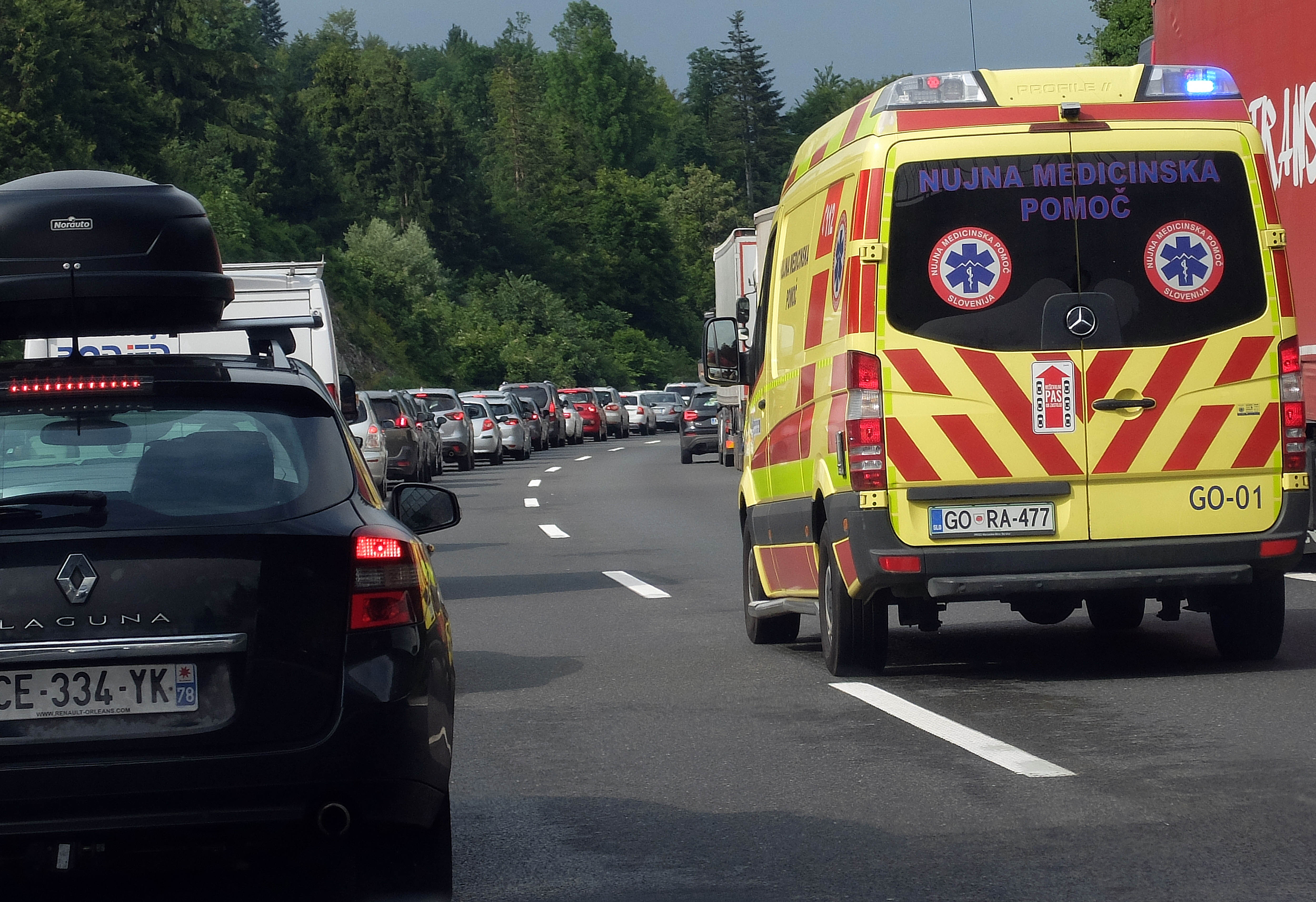 Reševalno vozilo na avtocesti