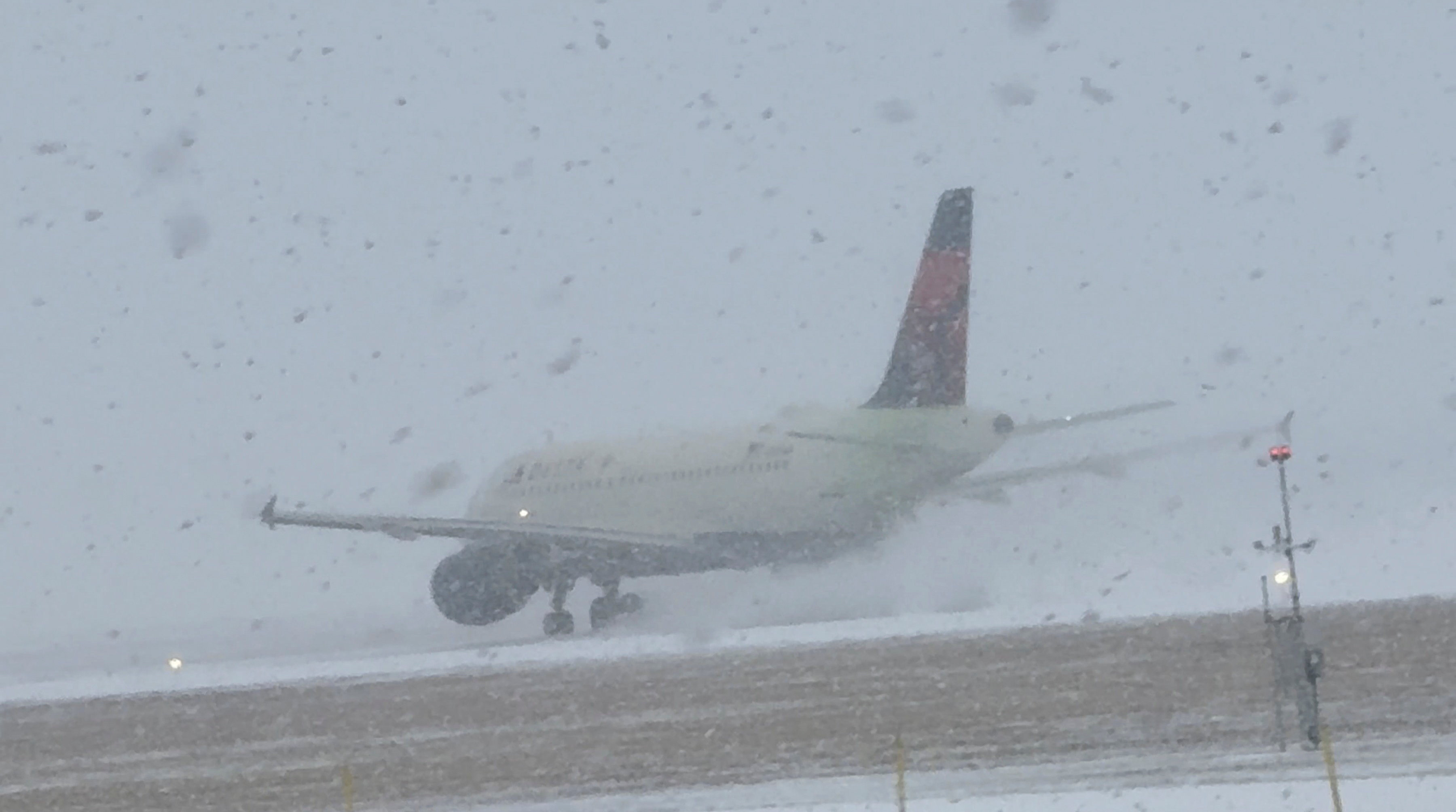 Letalo vzleta med snežno nevihto