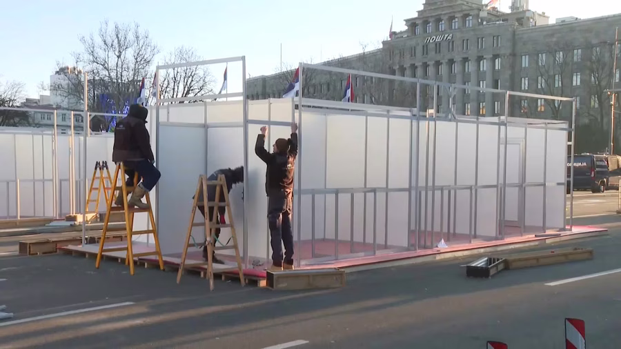 V Beogradu po več mesecih začeli odstranjevati "Ćacilend" (FOTO)