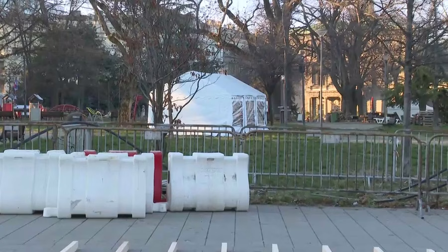 Odstranjevanje šotorov v Ćacilendu