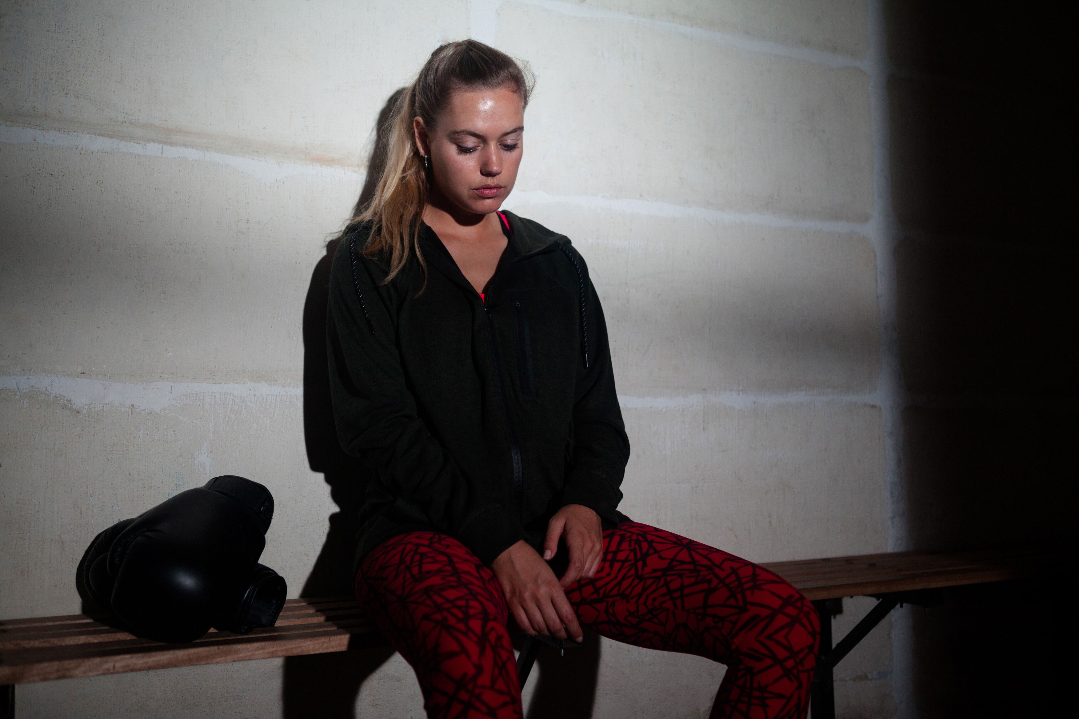 Žalostna ženska sedi na klopi