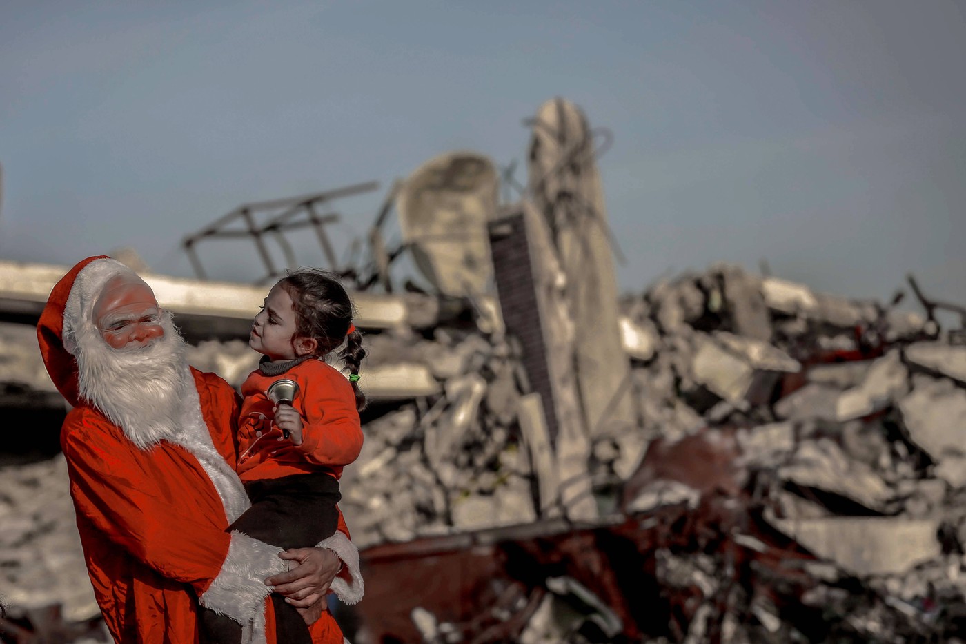 Prostovoljci, oblečeni v Božičke, v Gazi