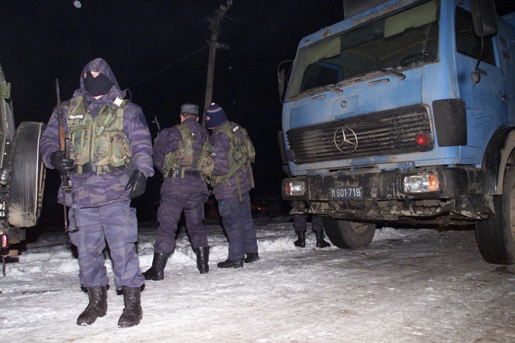 Srbski policisti v bližini Račaka na Kosovu leta 1999