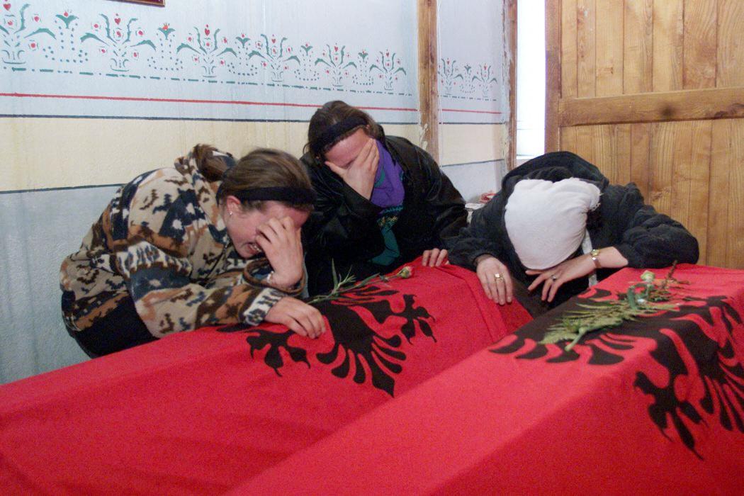 Pogreb ubitih civilistov v kosovski vasi Račak