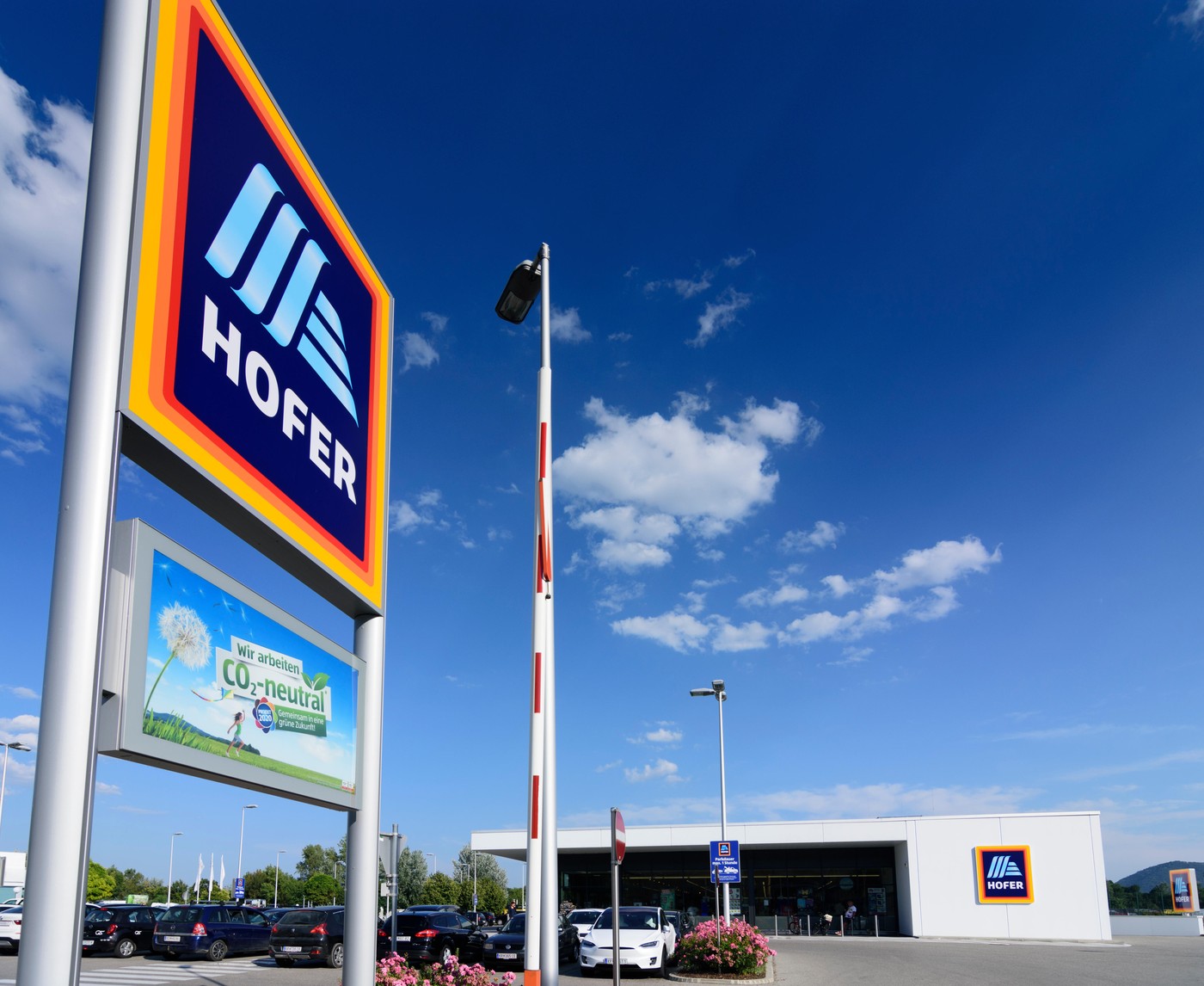 Krems an der Donau: Hofer supermarket in Austria, Niedersterreich, Lower Austria, Wachau