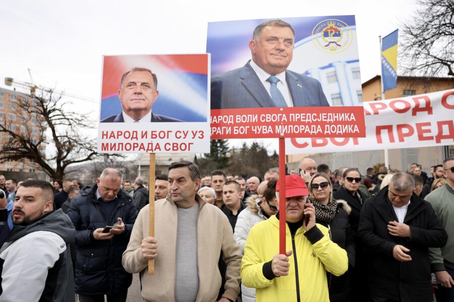 1740485990-dodik-protest.jpeg